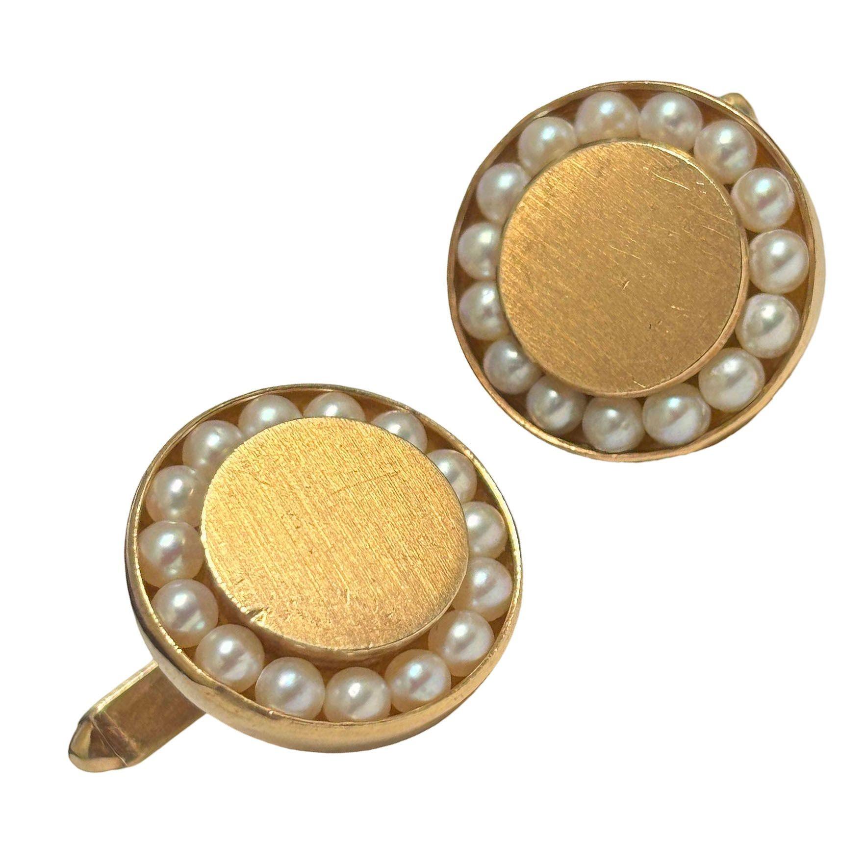 Boutons de manchette en perles rondes de 14 carats avec fermoir à boucle et épingle à revers Excellent état - En vente à Van Nuys, CA