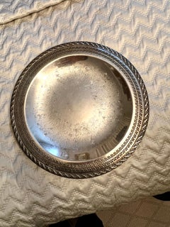 Runde 15" Silber Platte Tablett mit geätzten Muster Zentrum auf Marmor Sockel