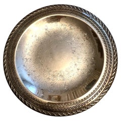 Runde 15" Silber Platte Tablett mit geätzten Muster Zentrum auf Marmor Sockel