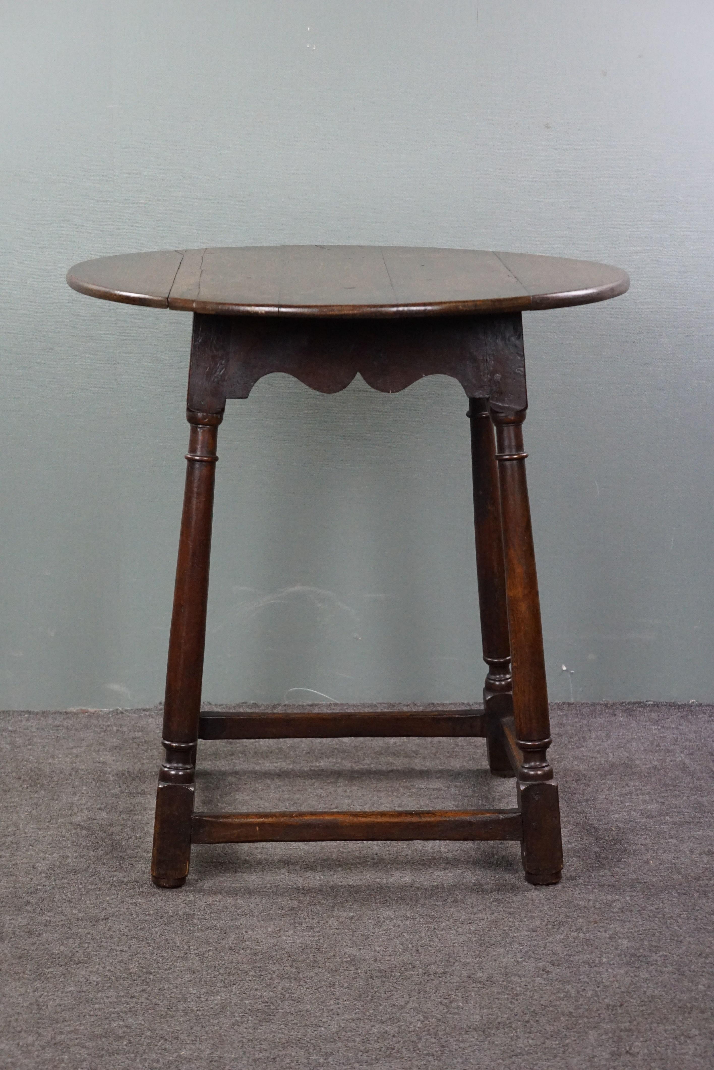 Offered is this beautiful and well-preserved round 18th-century English oak center table/side table in good condition. Where old and new come together, one is very likely to encounter an item like this. A table like this fits perfectly into a modern