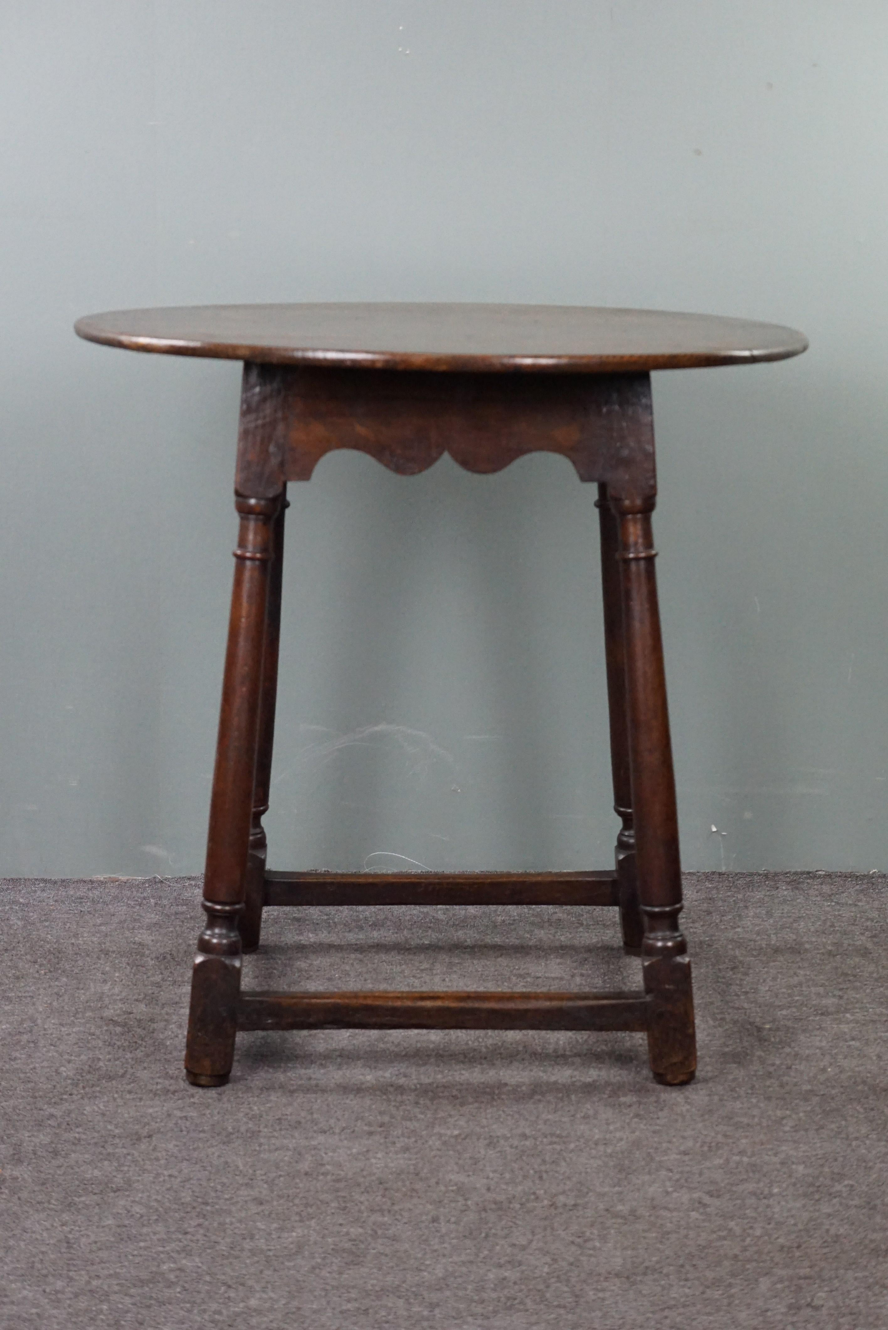 Round 18th-century English oak side table/center table In Good Condition For Sale In Harderwijk, NL