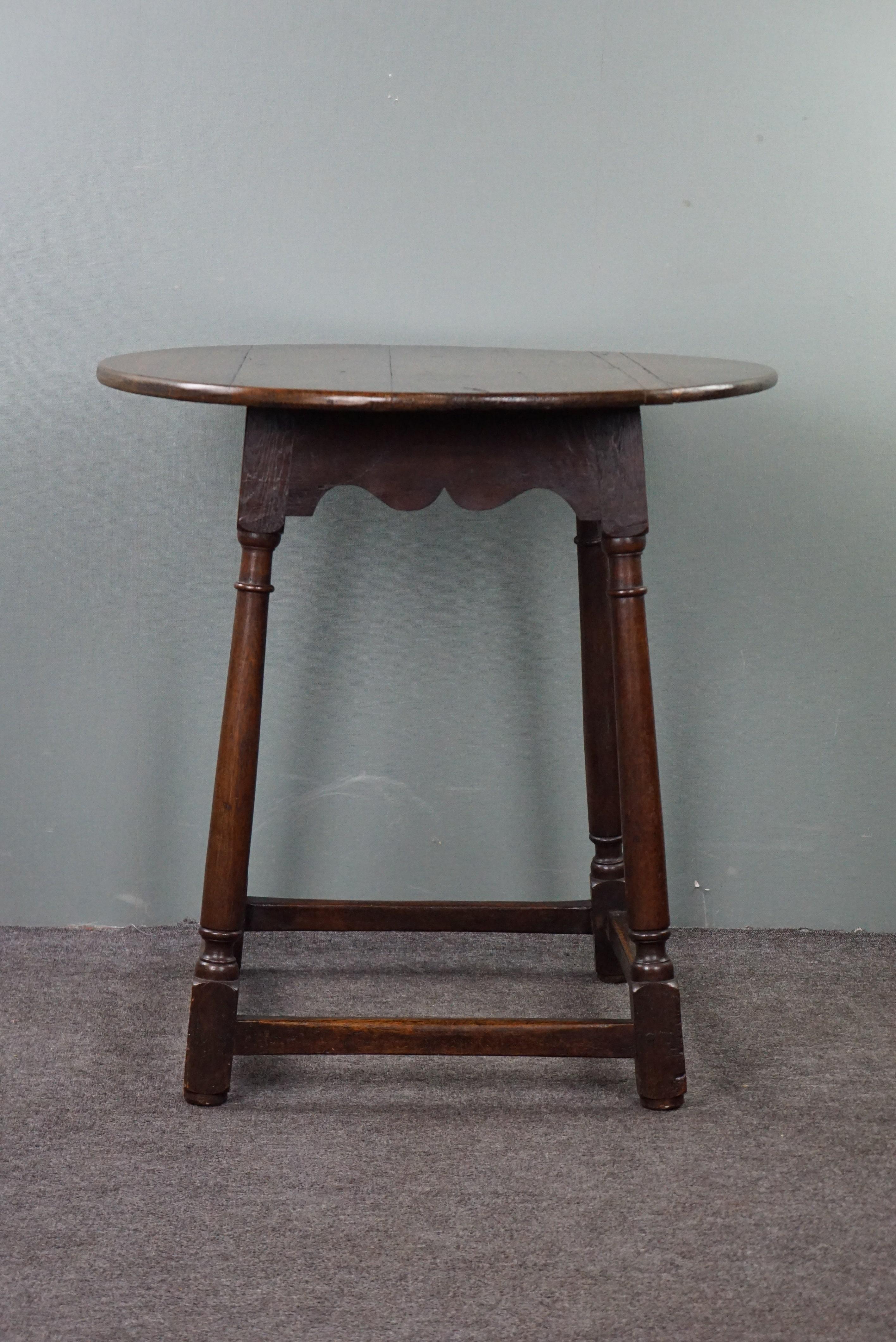 18th Century Round 18th-century English oak side table/center table For Sale