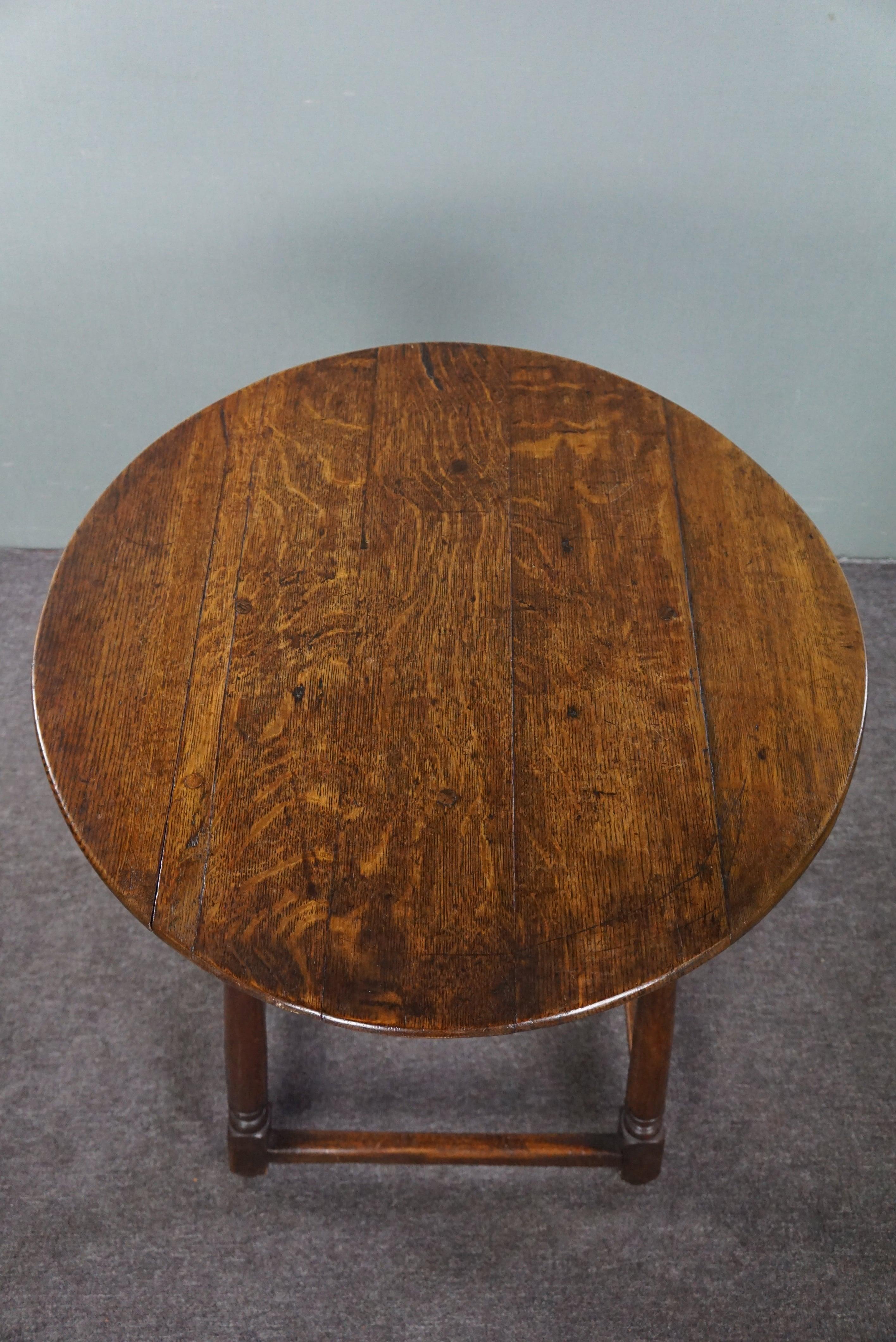 Wood Round 18th-century English oak side table/center table For Sale