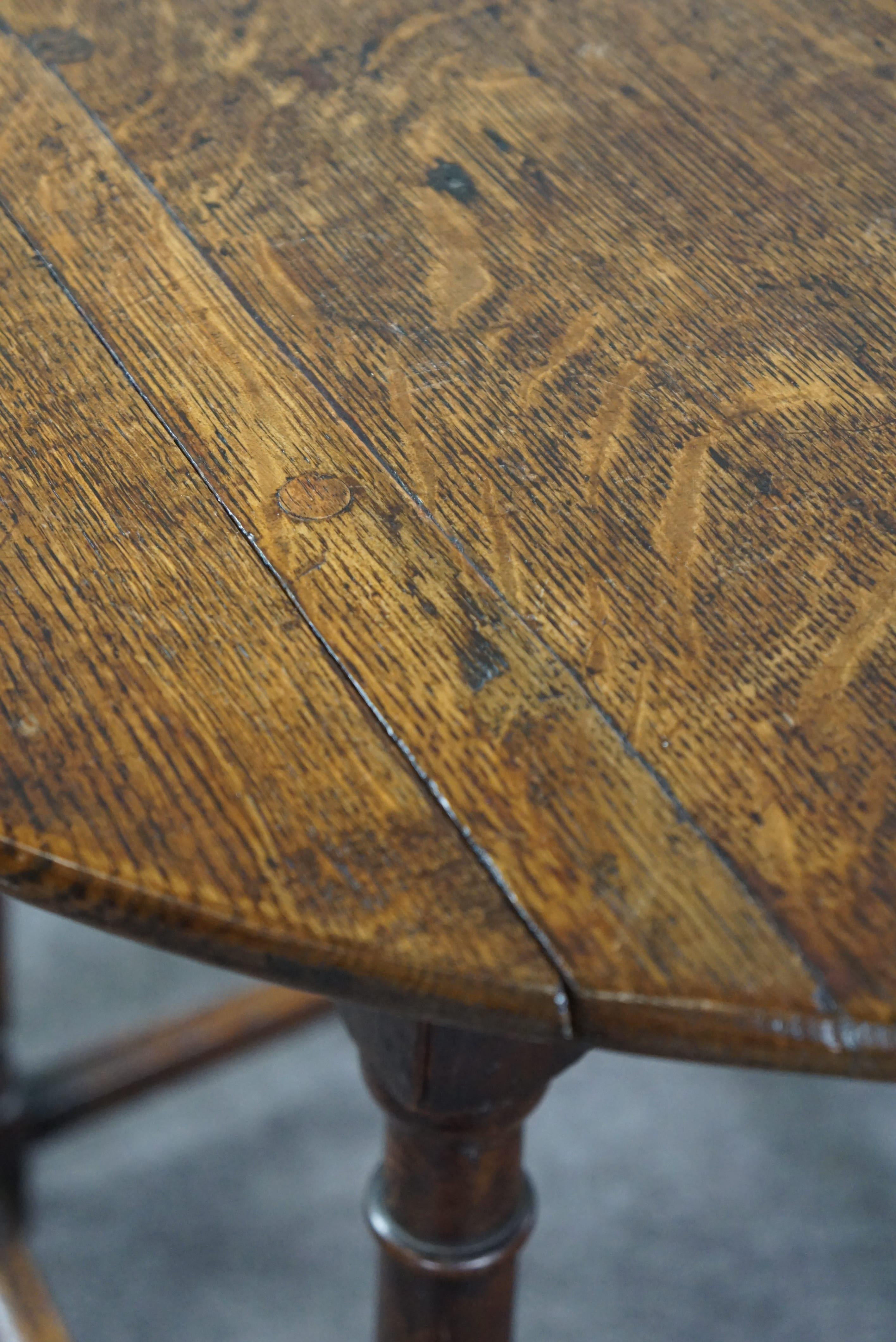 Round 18th-century English oak side table/center table For Sale 1