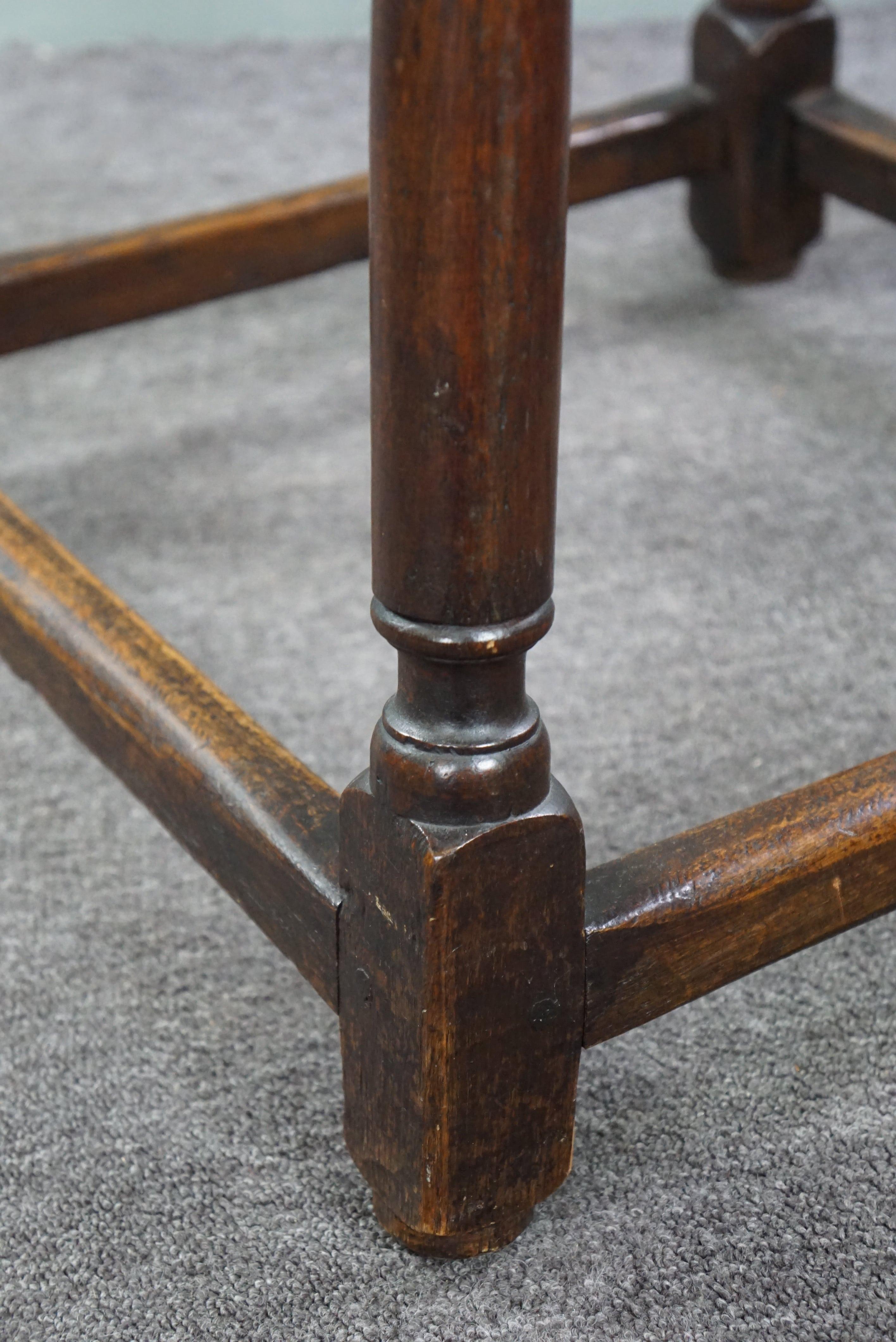 Round 18th-century English oak side table/center table For Sale 2