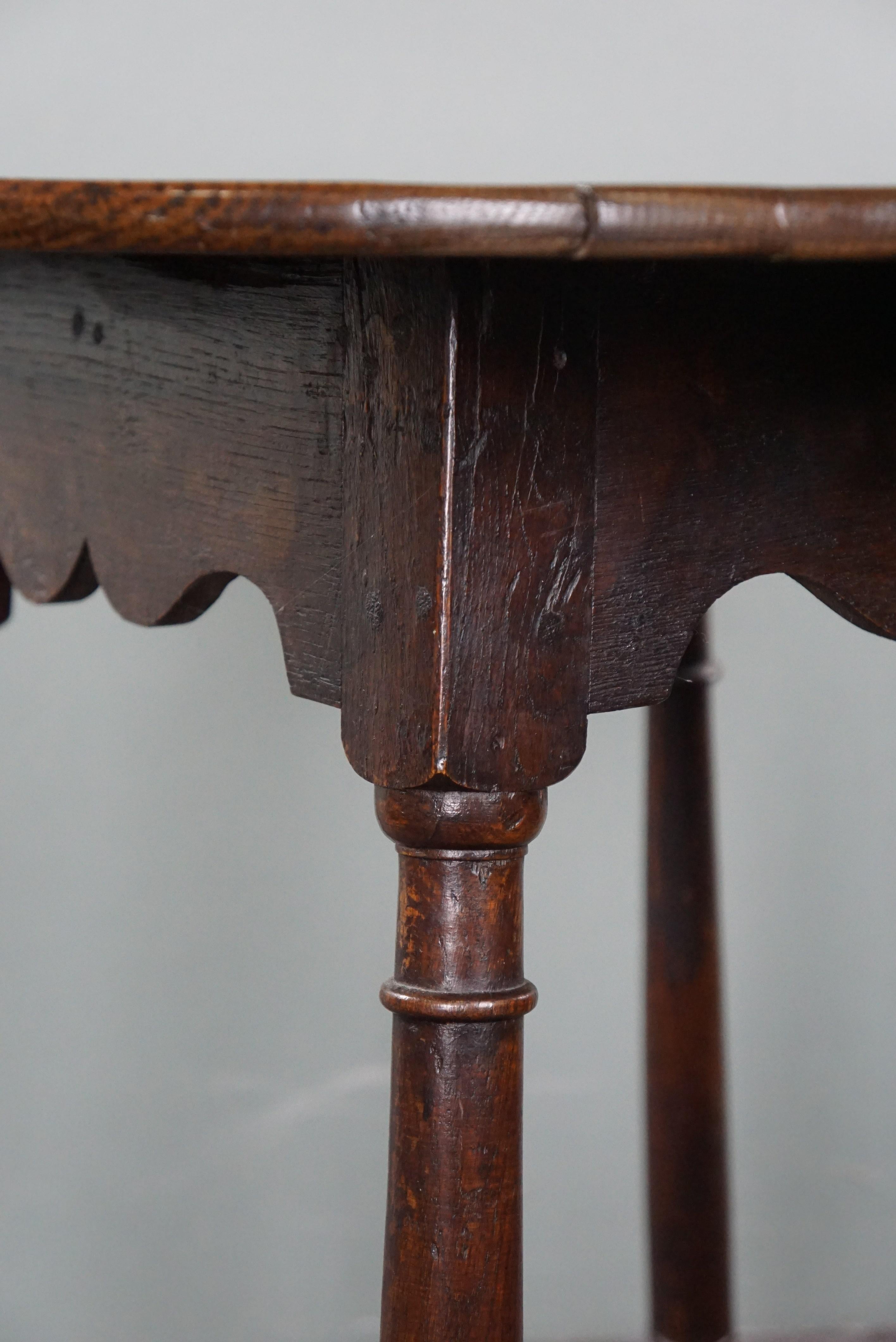 Round 18th-century English oak side table/center table For Sale 3