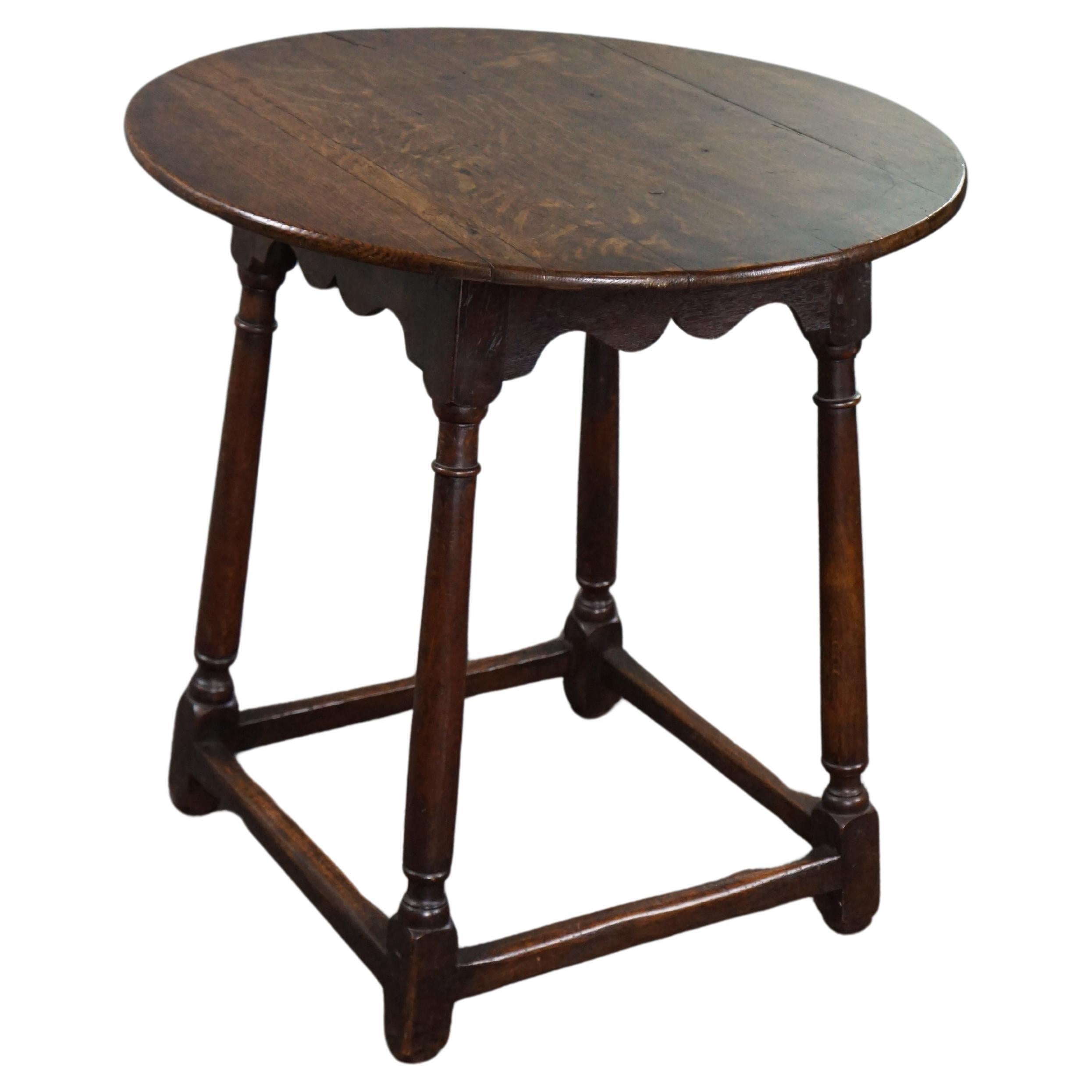 Round 18th-century English oak side table/center table For Sale