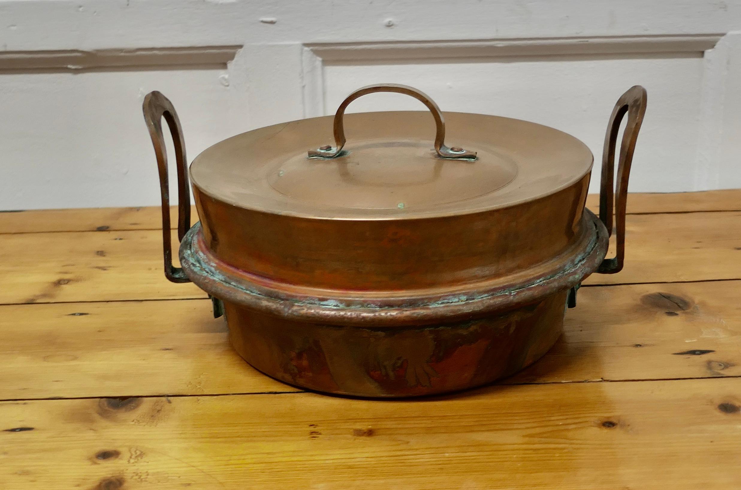 Round 19th Century Copper Steaming or Warming Pan with Lid     In Good Condition For Sale In Chillerton, Isle of Wight