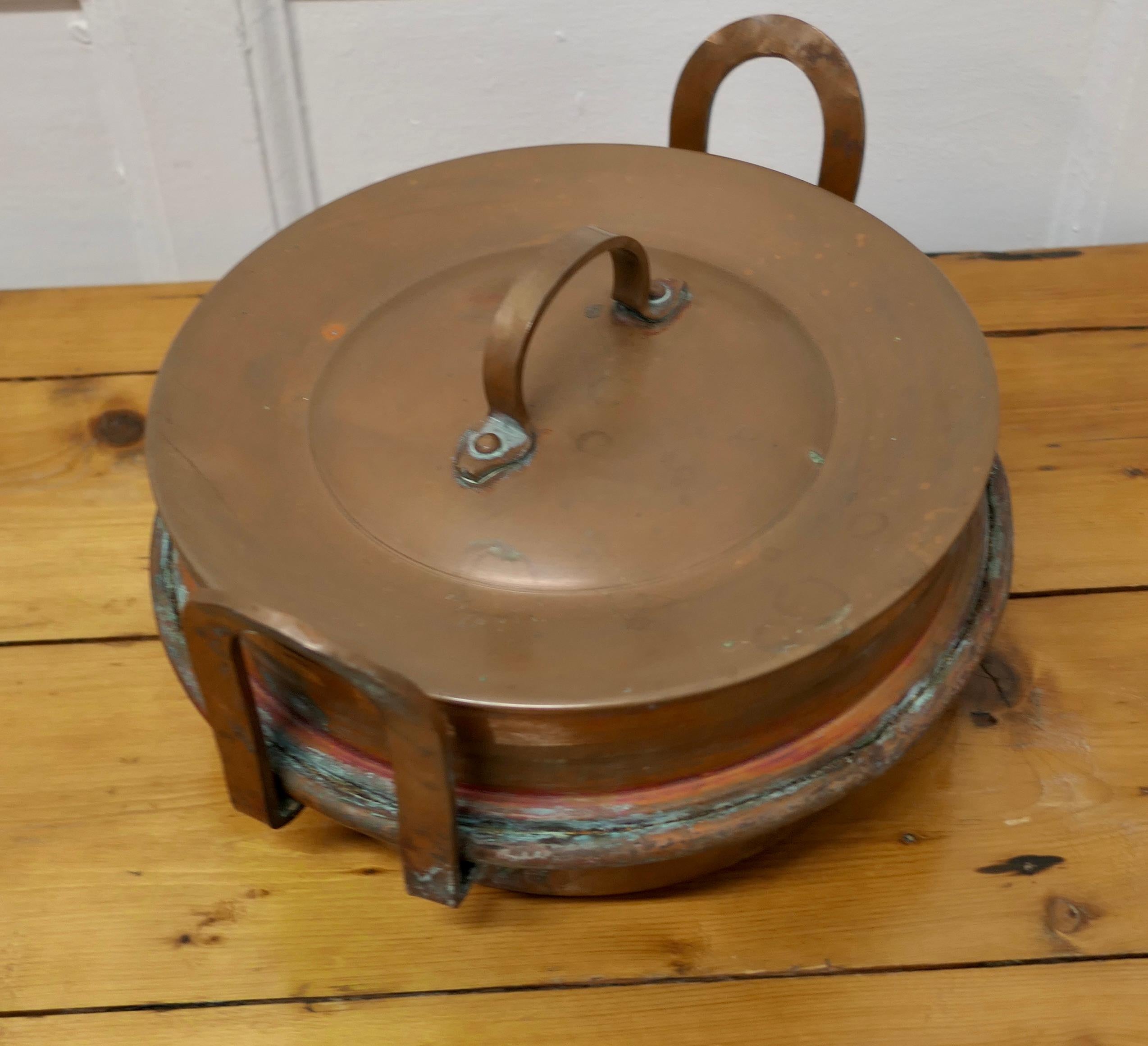 Round 19th Century Copper Steaming or Warming Pan with Lid     For Sale 1