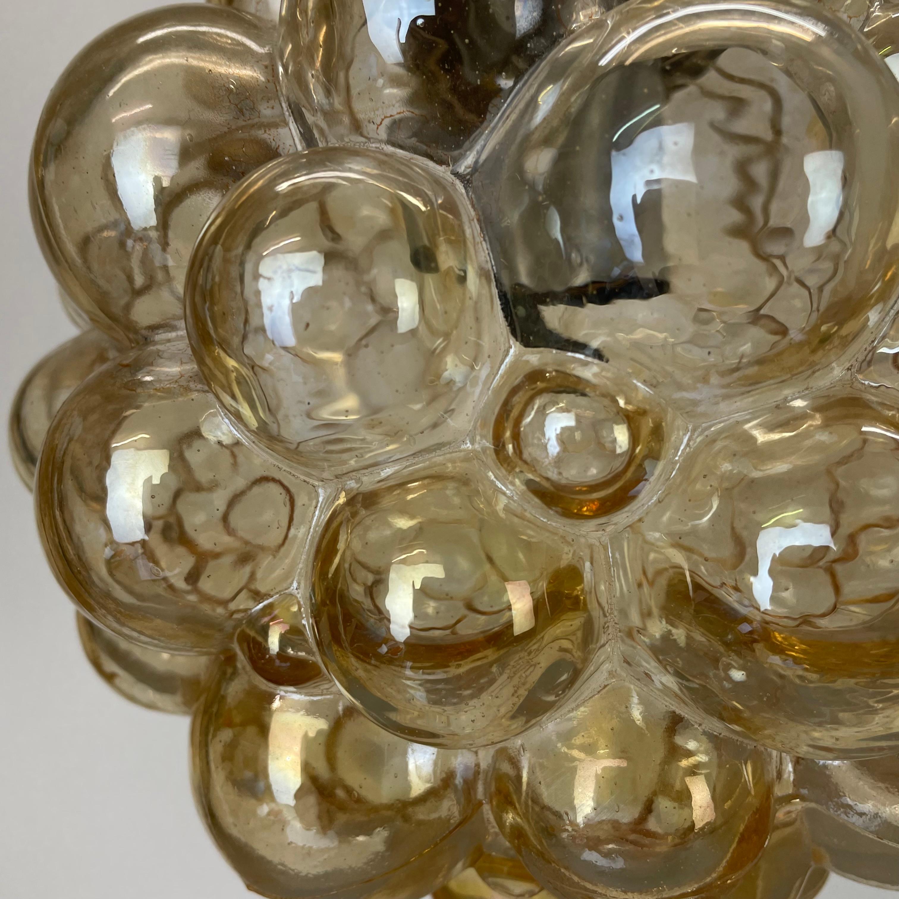 Suspension ronde à bulles d'ambre de 20 cm Helena Tynell, Glashütte Limburg, années 1970 en vente 4