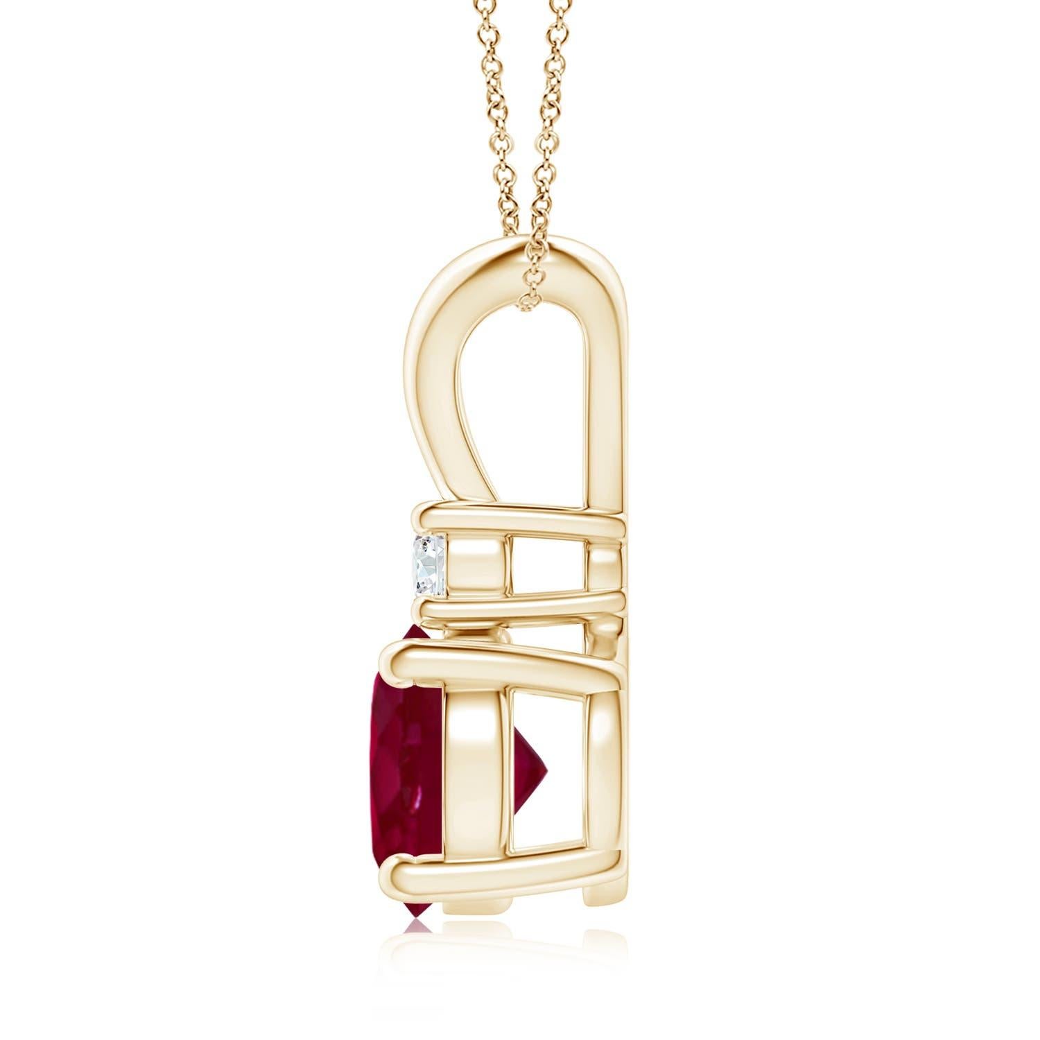 Ce pendentif en rubis serti de quatre griffes présente un mélange parfait de style et de beauté. Un diamant lustré surmontant la pierre précieuse rouge violacé en rehausse le charme. Ce pendentif solitaire classique en rubis avec une boucle en V