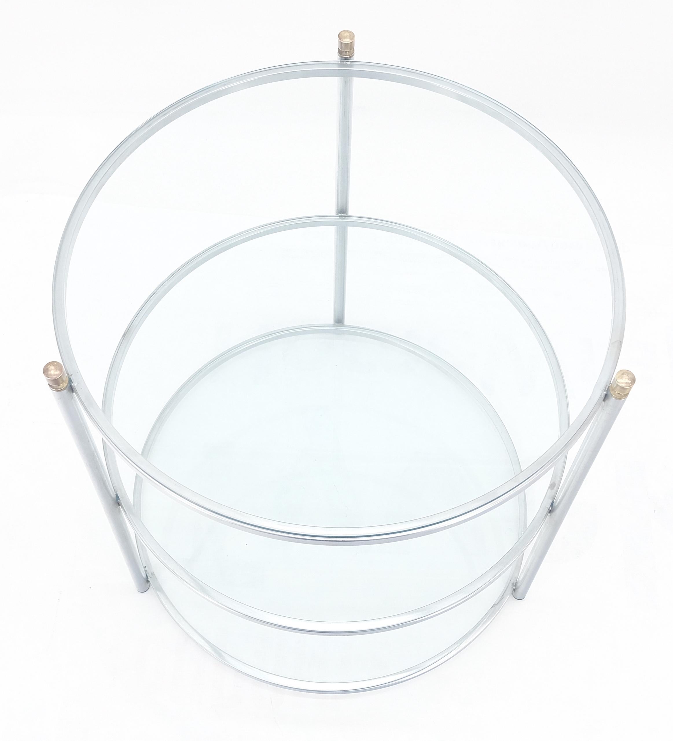 Table d'appoint ronde 22' Diameter 3 Tier Glass Shelves Chrome Brass Finials Side End Table MINT en vente 5