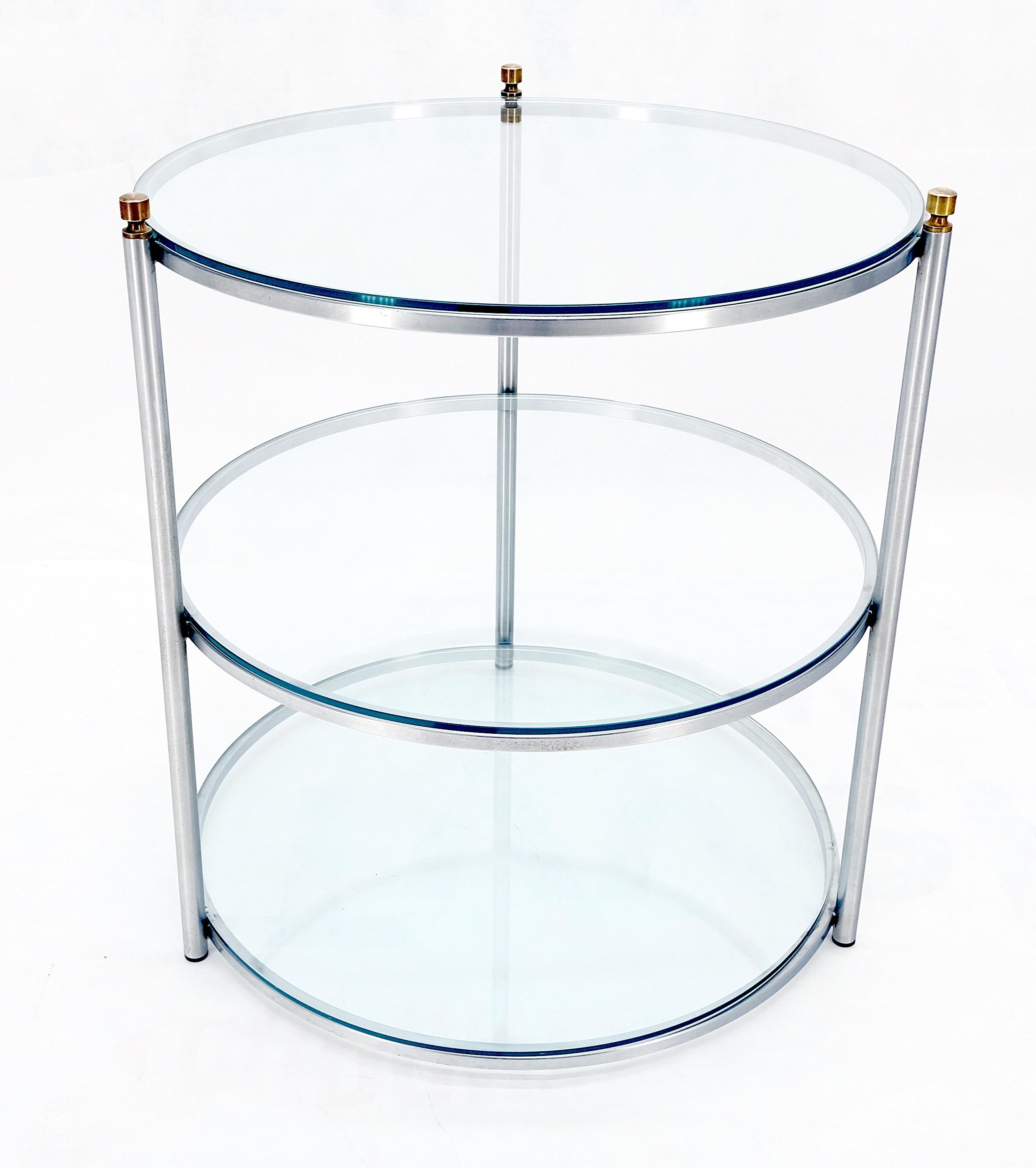 italien Table d'appoint ronde 22' Diameter 3 Tier Glass Shelves Chrome Brass Finials Side End Table MINT en vente
