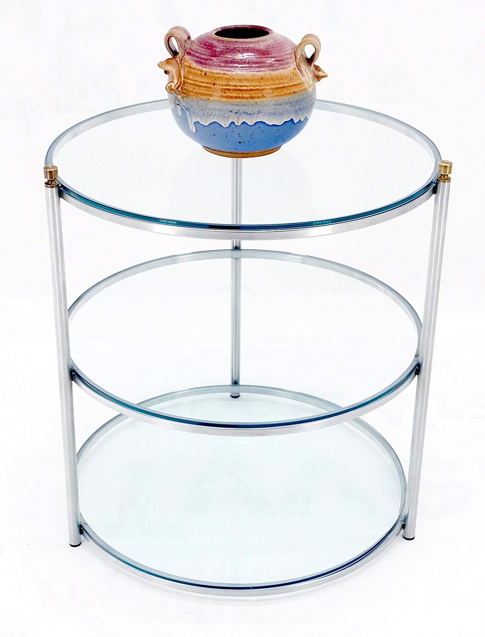 Table d'appoint ronde 22' Diameter 3 Tier Glass Shelves Chrome Brass Finials Side End Table MINT Bon état - En vente à Rockaway, NJ