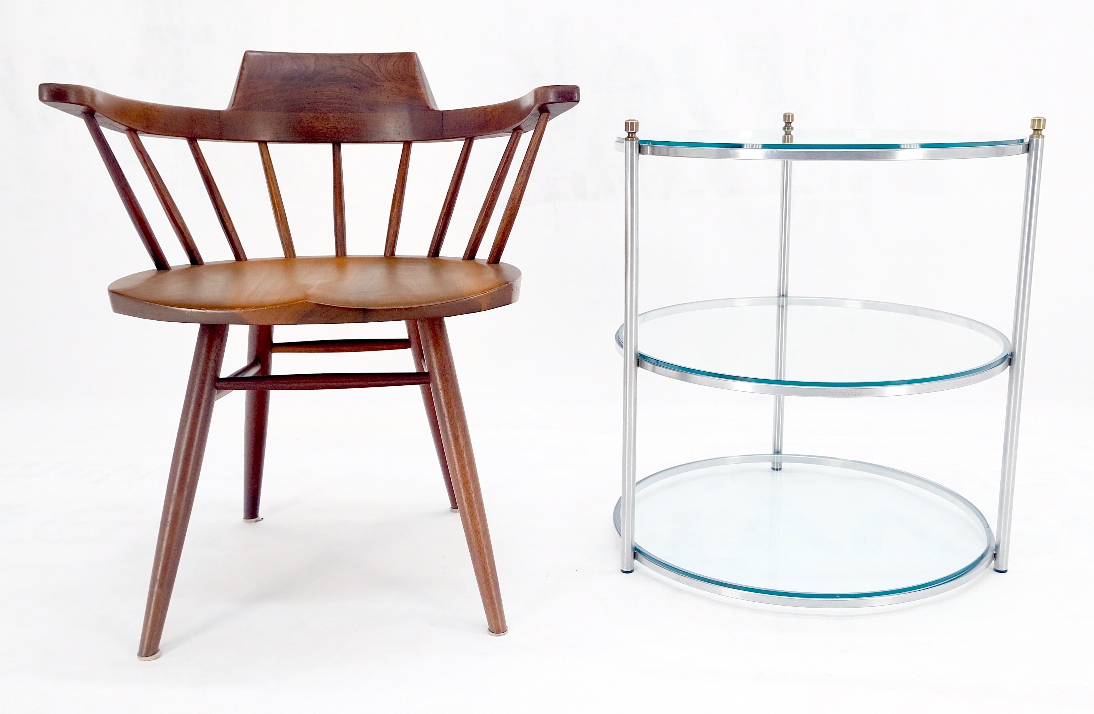 20ième siècle Table d'appoint ronde 22' Diameter 3 Tier Glass Shelves Chrome Brass Finials Side End Table MINT en vente