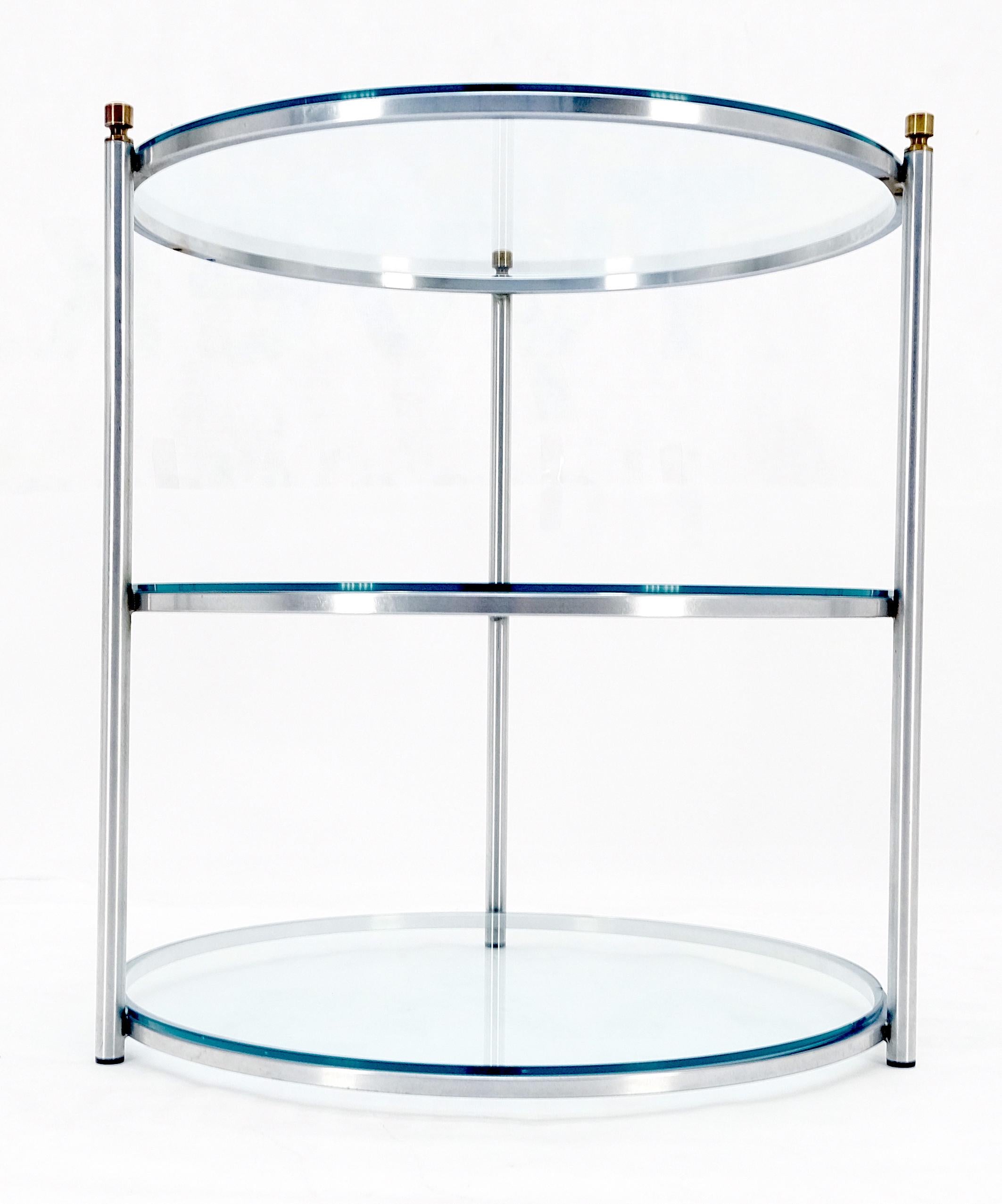 Laiton Table d'appoint ronde 22' Diameter 3 Tier Glass Shelves Chrome Brass Finials Side End Table MINT en vente