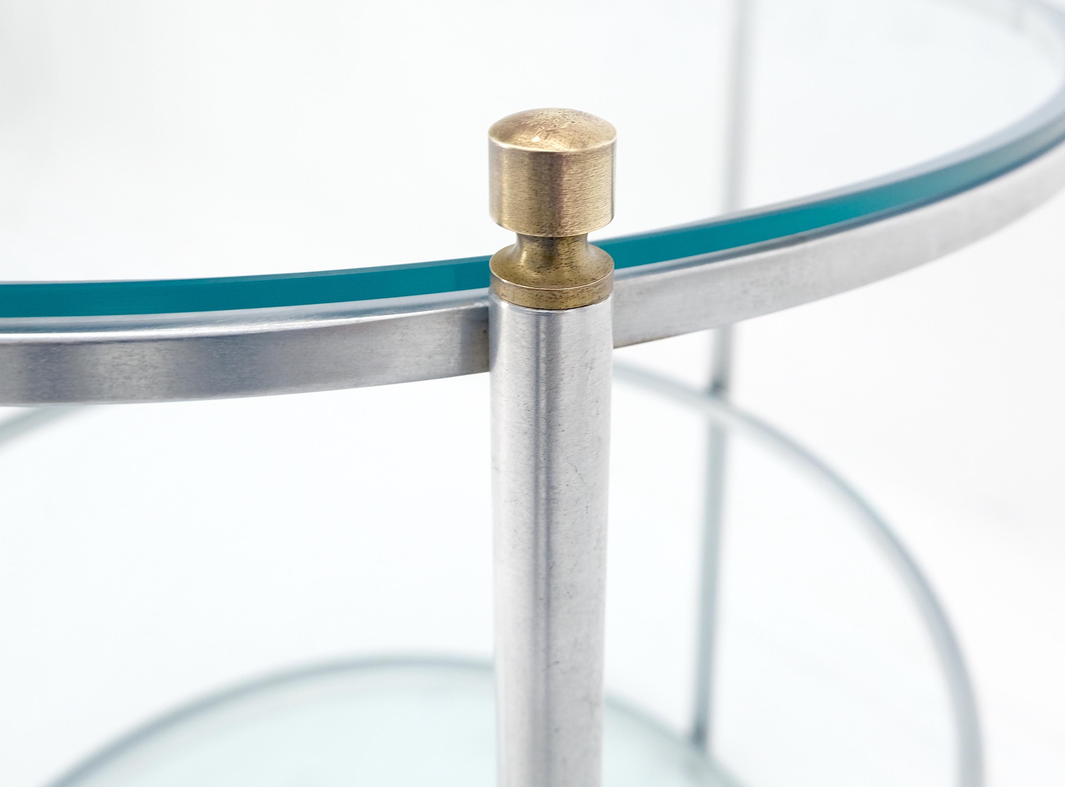 Table d'appoint ronde 22' Diameter 3 Tier Glass Shelves Chrome Brass Finials Side End Table MINT en vente 2