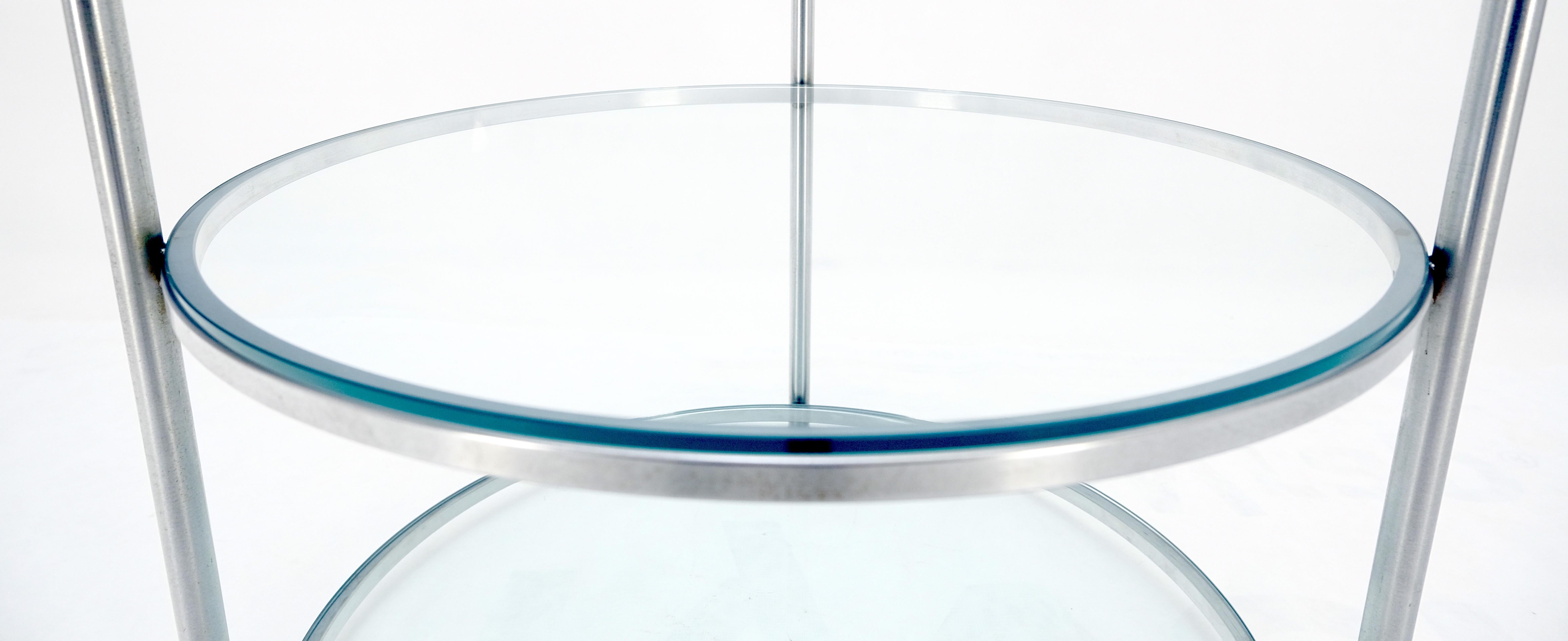 Table d'appoint ronde 22' Diameter 3 Tier Glass Shelves Chrome Brass Finials Side End Table MINT en vente 3