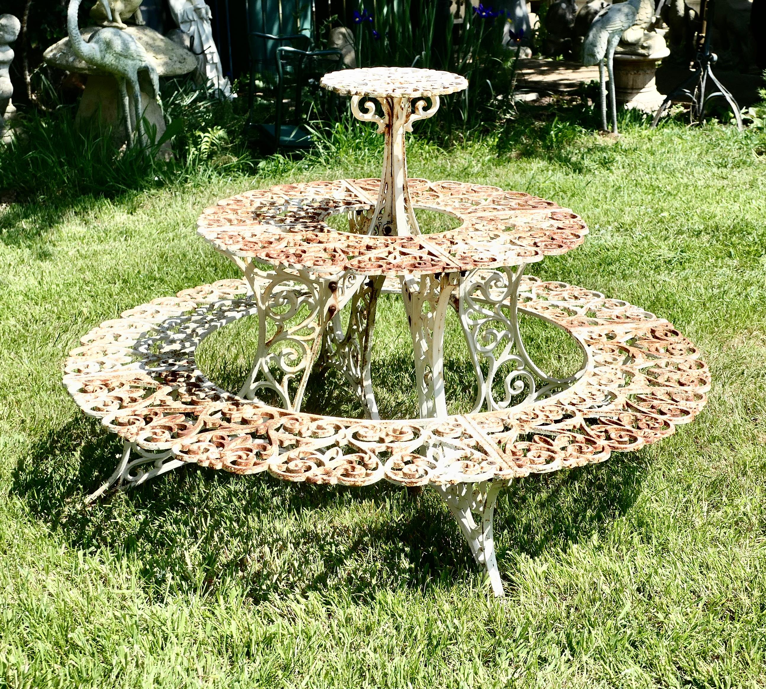 Portapiante rotondo a 3 livelli in ghisa invecchiata.


Un vero e proprio pezzo architettonico per il giardino, il supporto è realizzato in ferro e quindi è molto pesante, ha un piccolo supporto per le piante nella parte superiore e altri 2 ripiani