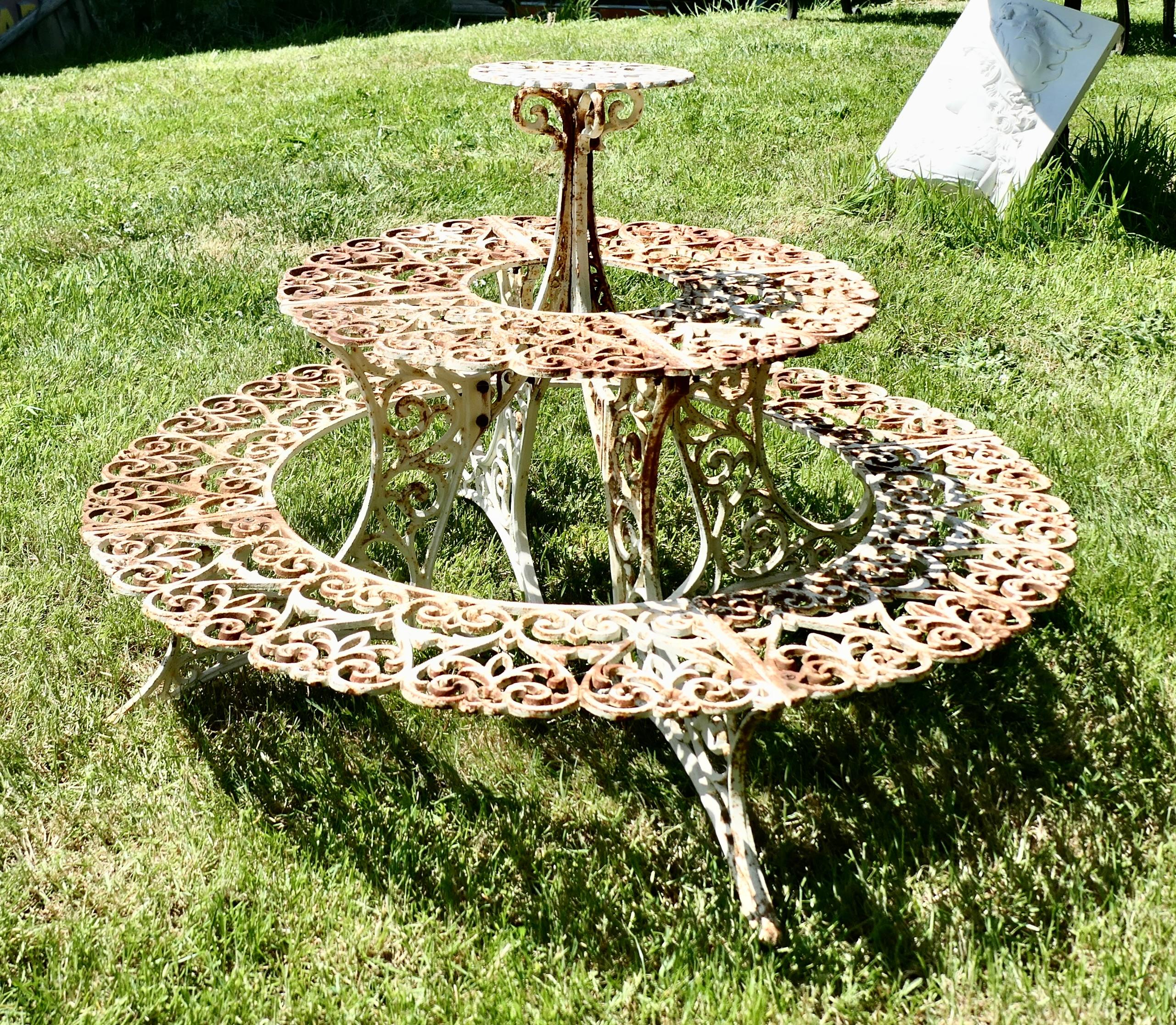 Portapiante rotondo a 3 livelli in ghisa invecchiata. In condizioni buone in vendita a Godshill, Isle of Wight