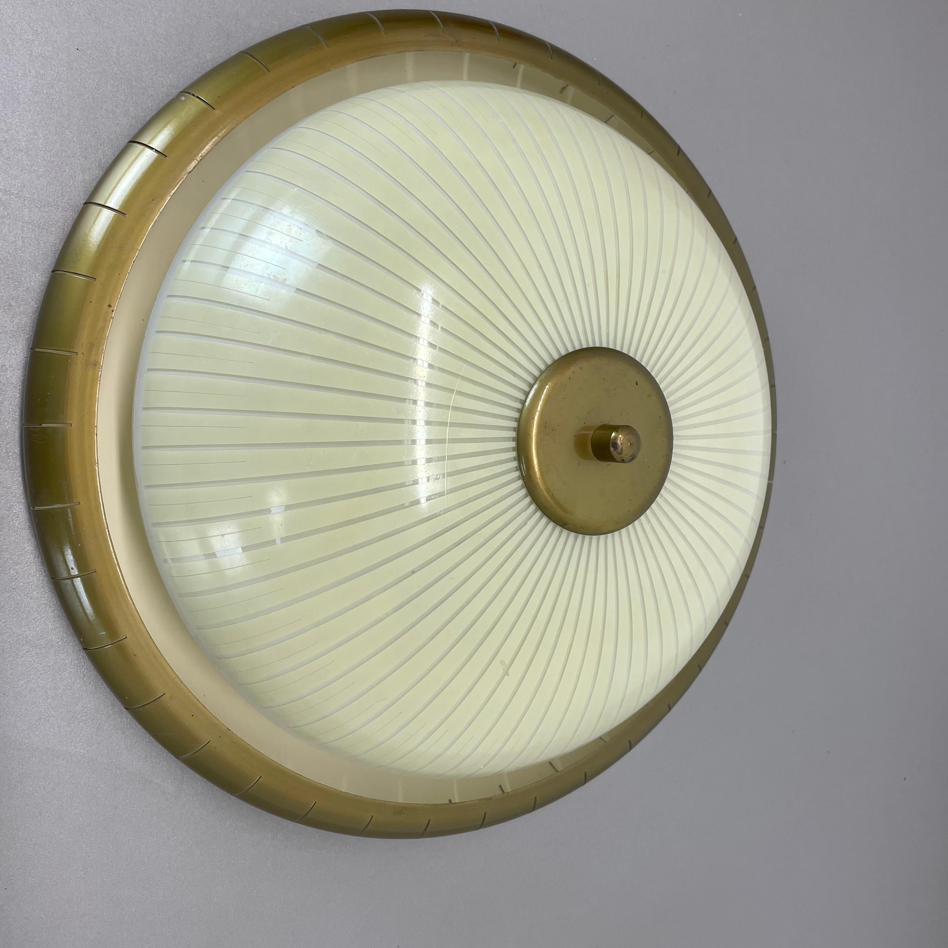 round 36cm metal Gino Sarfatti Style wall Ceiling Light Flushmount, Italy 1950s In Good Condition For Sale In Kirchlengern, DE