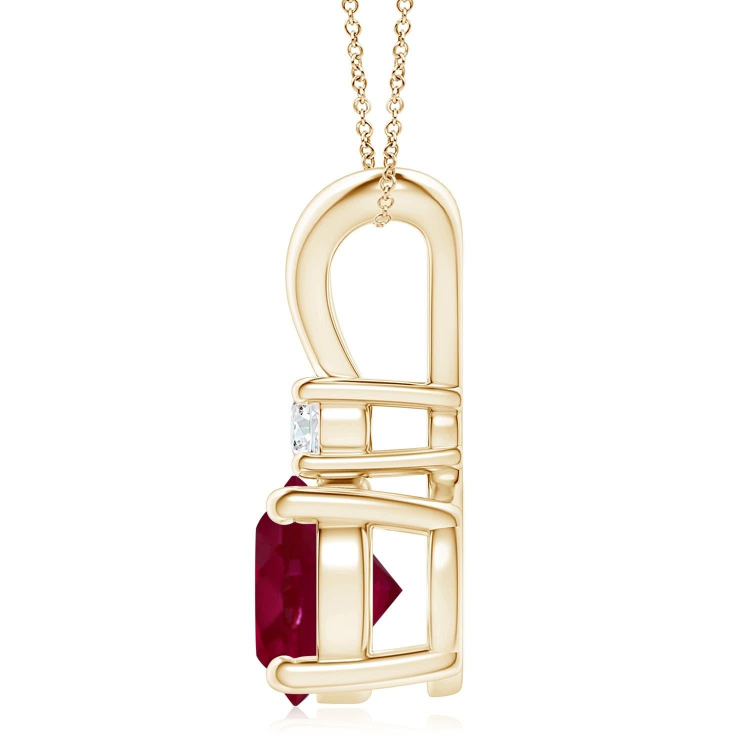 Ce pendentif en rubis serti de quatre griffes présente un mélange parfait de style et de beauté. Un diamant lustré surmontant la pierre précieuse rouge violacé en rehausse le charme. Ce pendentif solitaire classique en rubis avec une boucle en V