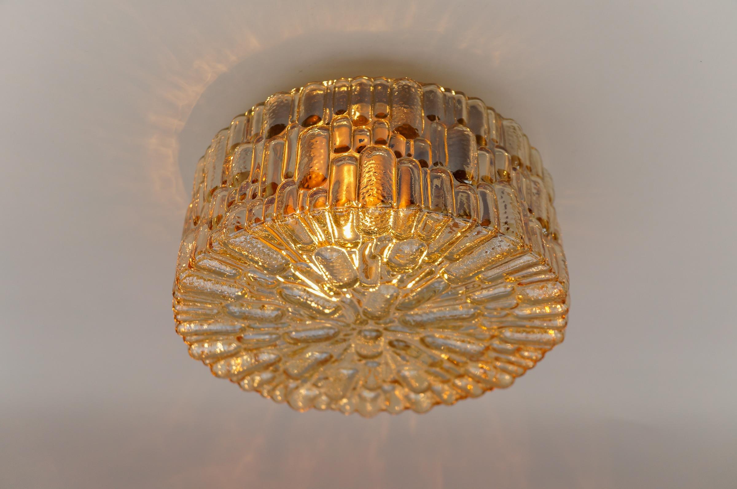 Lampe encastrée ronde en verre ambré 3D, Allemagne, années 1960 

Le luminaire nécessite 1 ampoule standard E27 de 60W max.

Les ampoules ne sont pas incluses.

Il est possible d'installer ce luminaire dans tous les pays (États-Unis, Australie,