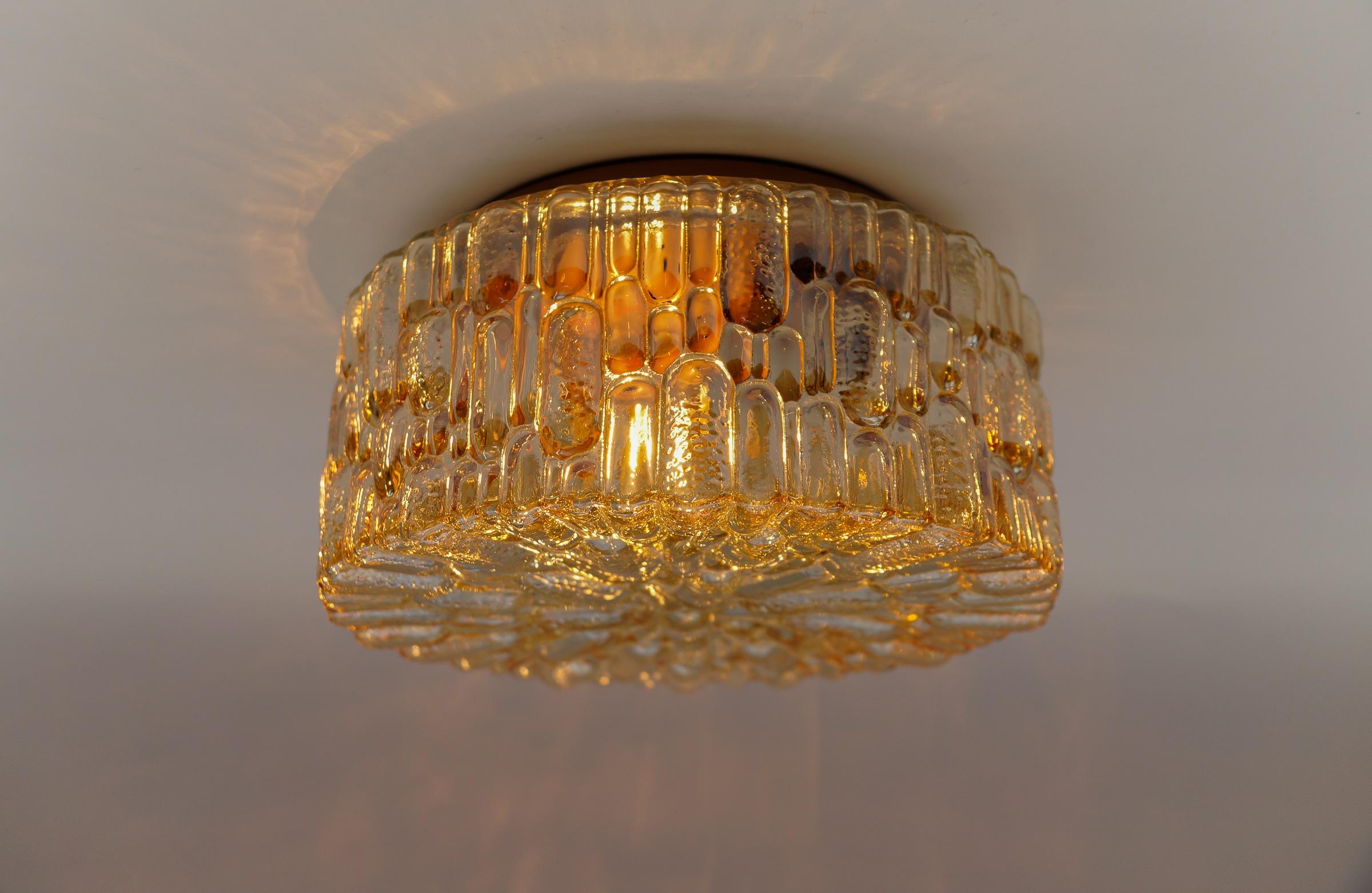 Allemand Lampe encastrée ronde en verre ambré 3D, Allemagne, années 1960 en vente