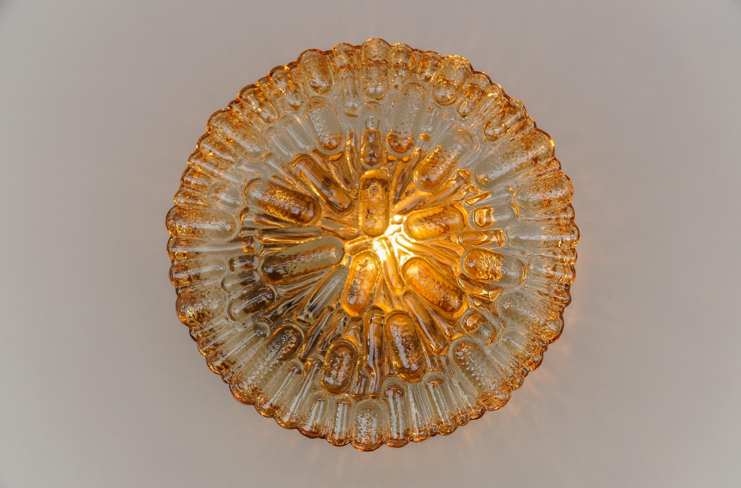 Milieu du XXe siècle Lampe encastrée ronde en verre ambré 3D, Allemagne, années 1960 en vente