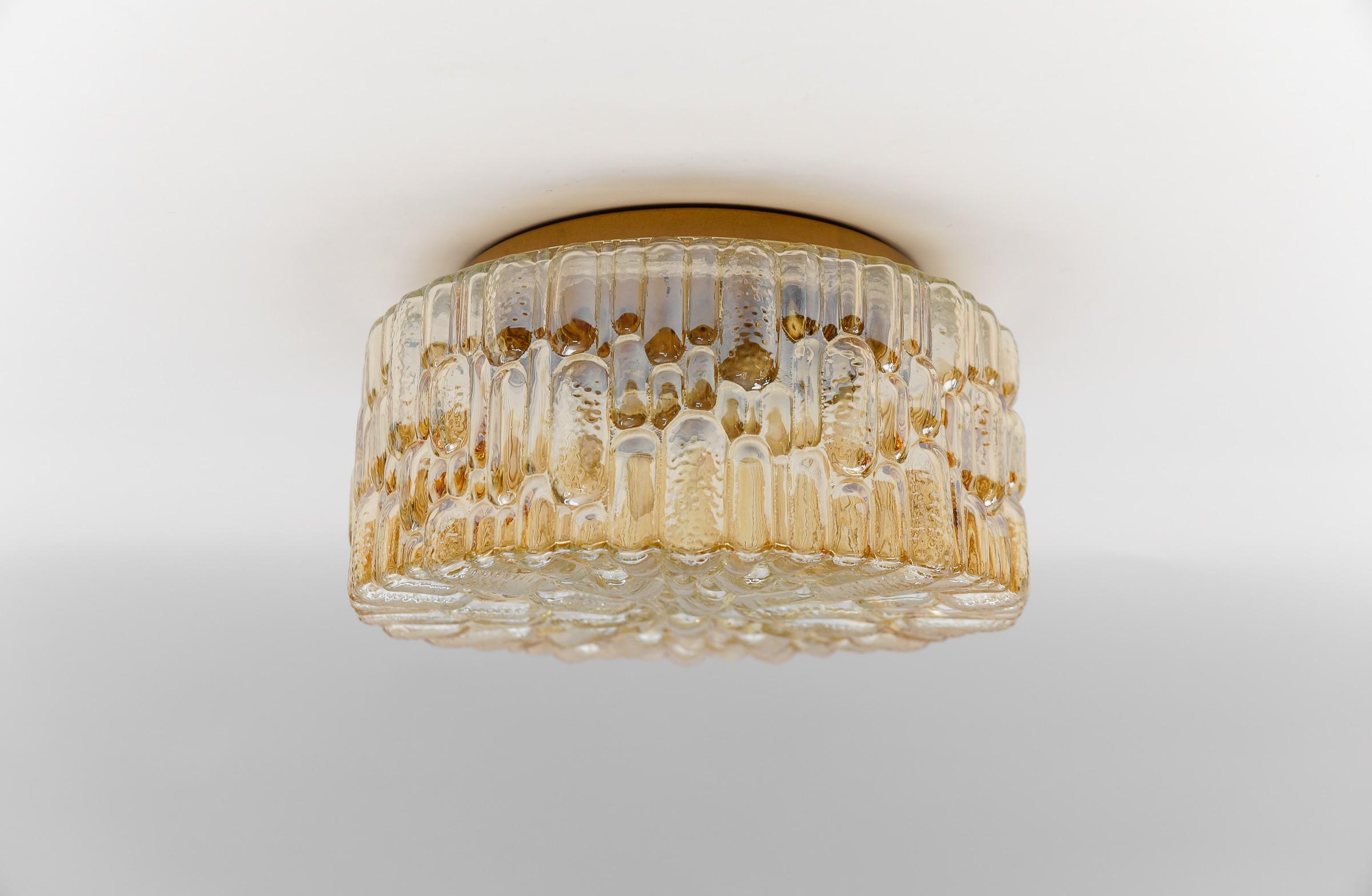 Lampe encastrée ronde en verre ambré 3D, Allemagne, années 1960 en vente 1