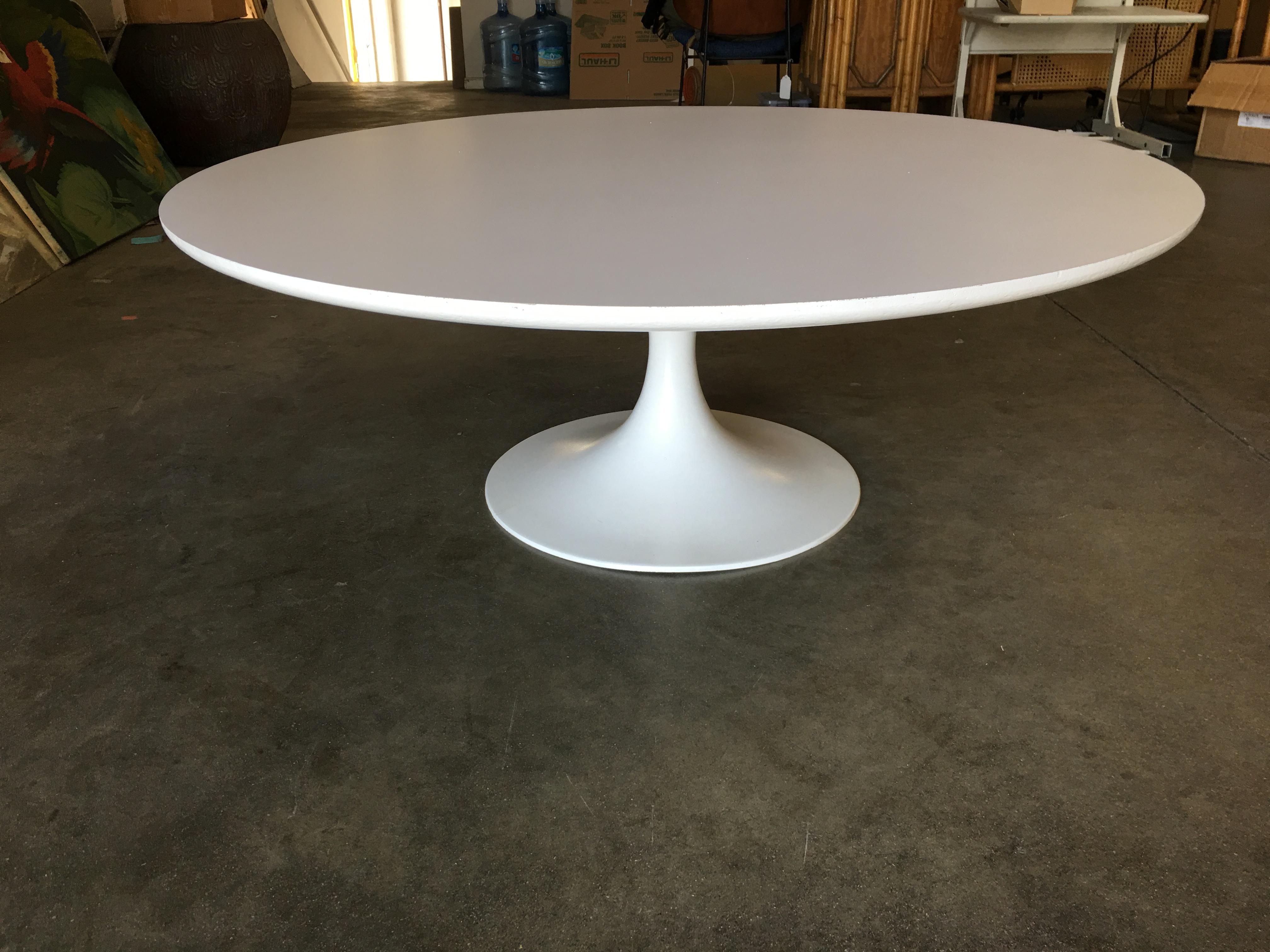 Round Tulip Coffee Table by Eero Saarinen for Knoll, Circa 1970s In Excellent Condition In Van Nuys, CA