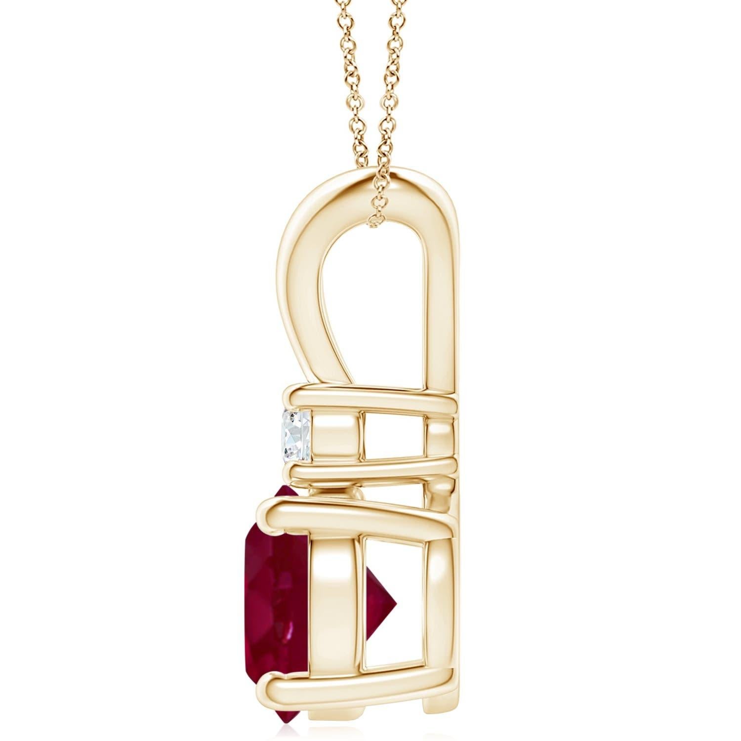Ce pendentif en rubis serti de quatre griffes présente un mélange parfait de style et de beauté. Un diamant lustré surmontant la pierre précieuse rouge violacé en rehausse le charme. Ce pendentif solitaire classique en rubis avec une boucle en V