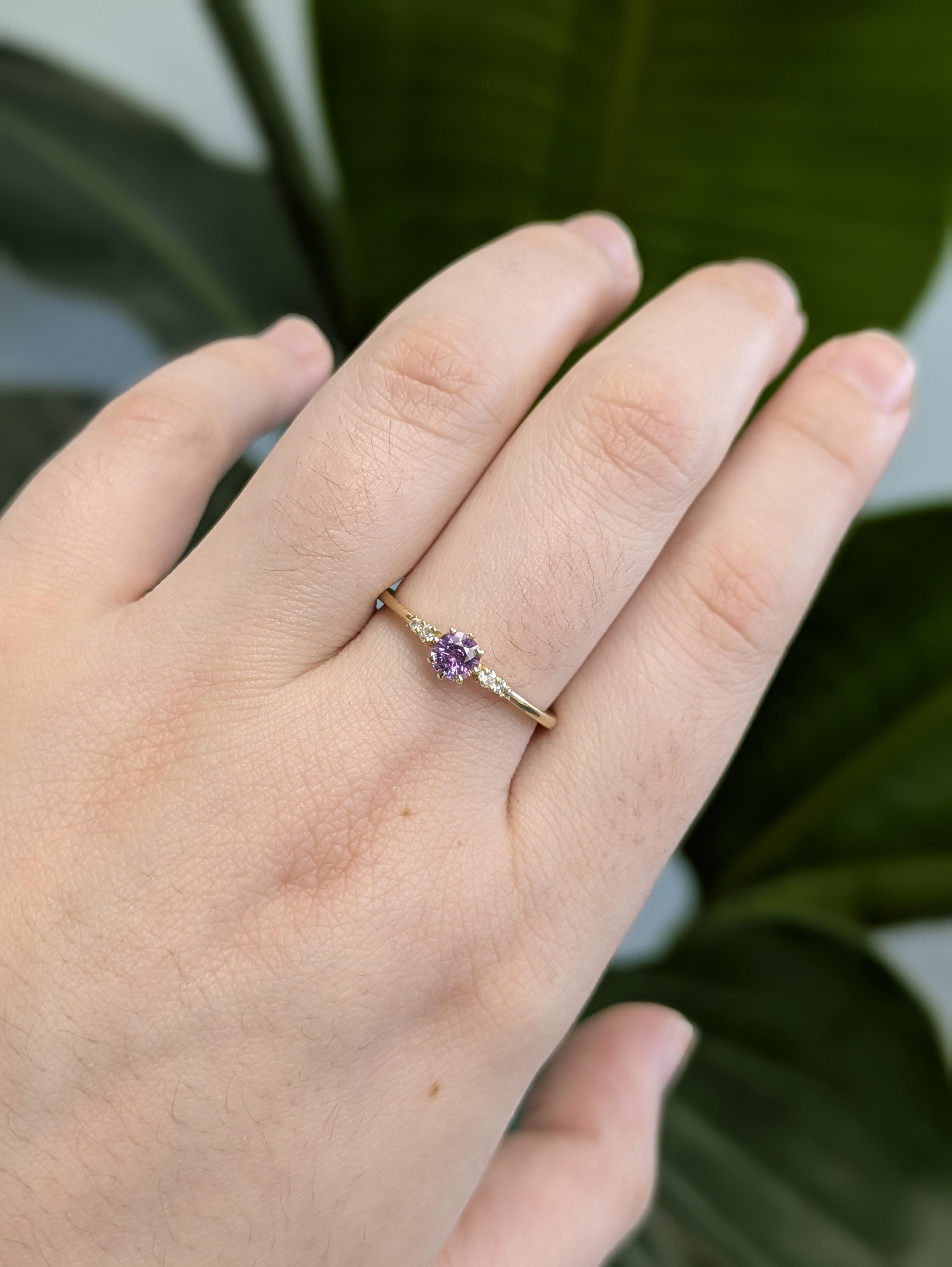 Entdecken Sie zeitlose Eleganz mit diesem exquisiten Ring aus lilafarbenem Ceylon-Saphir (0,36 Karat) mit einem brillanten 4 mm großen Saphir im Rundschliff, der für seinen satten, königlichen Farbton bekannt ist. Dieser natürliche Saphir, der in