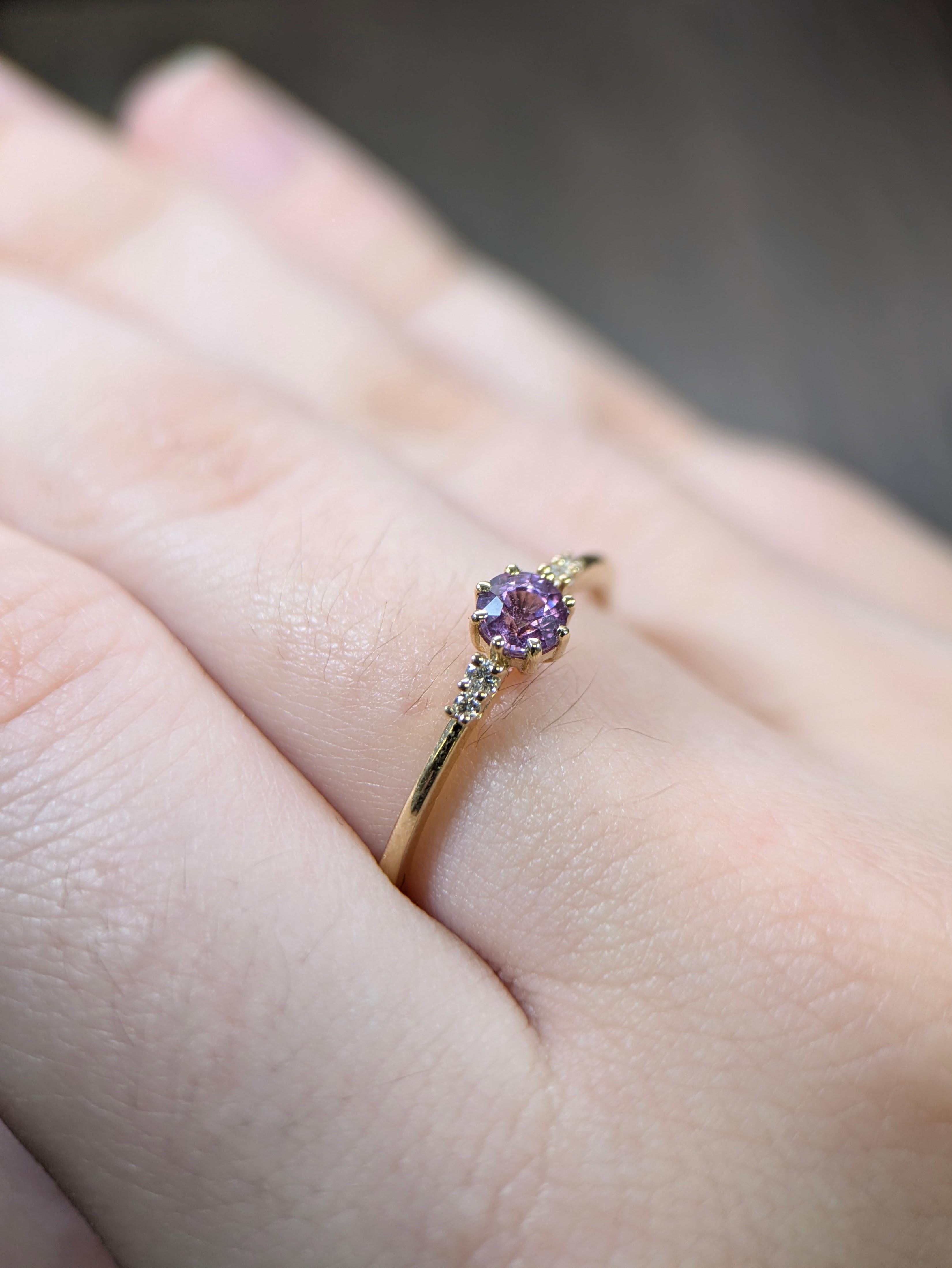 Runde 4mm Ceylon lila Saphir Ring in 14k massivem Gold w Erde Mined Diamanten (Zeitgenössisch) im Angebot