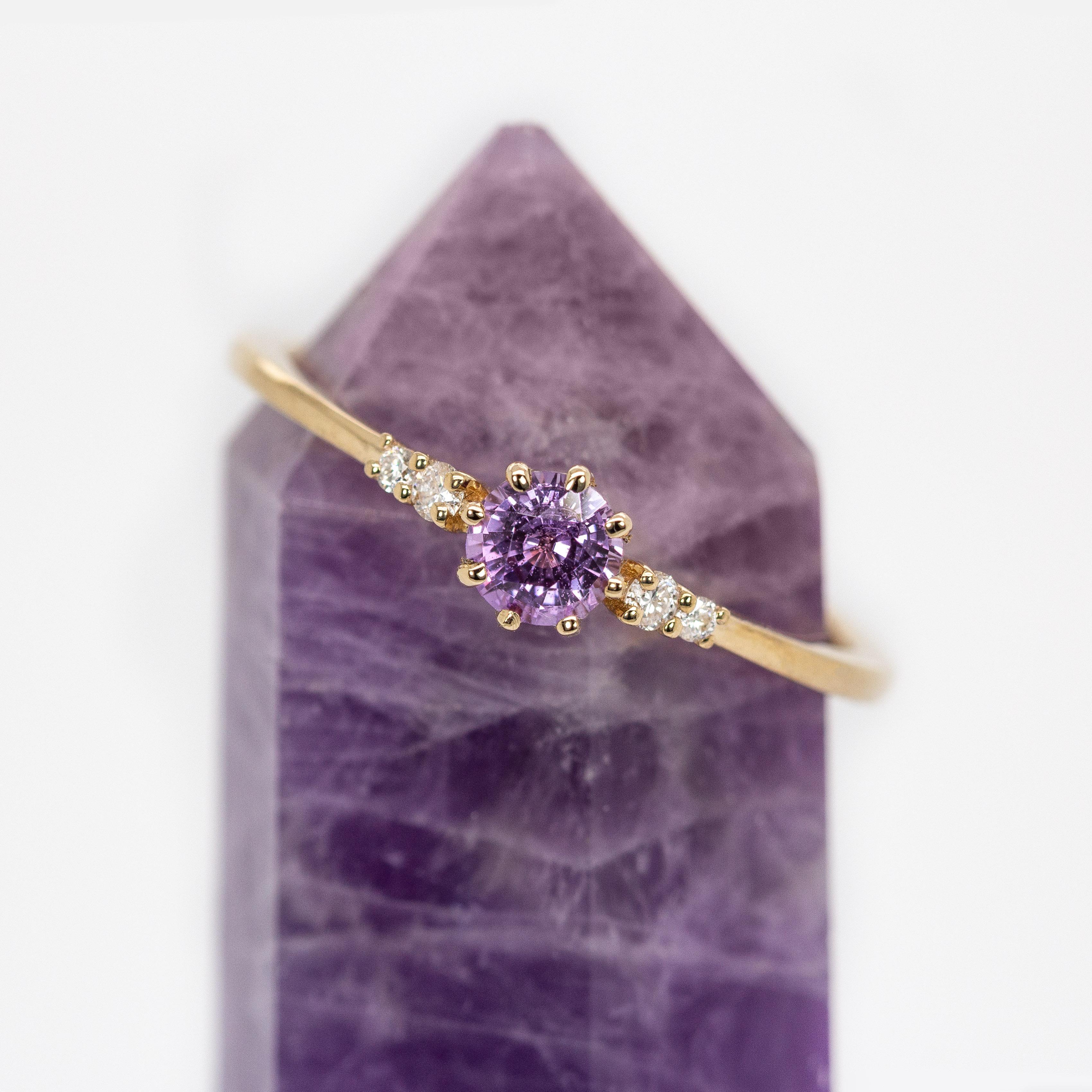 Runde 4mm Ceylon lila Saphir Ring in 14k massivem Gold w Erde Mined Diamanten (Rundschliff) im Angebot