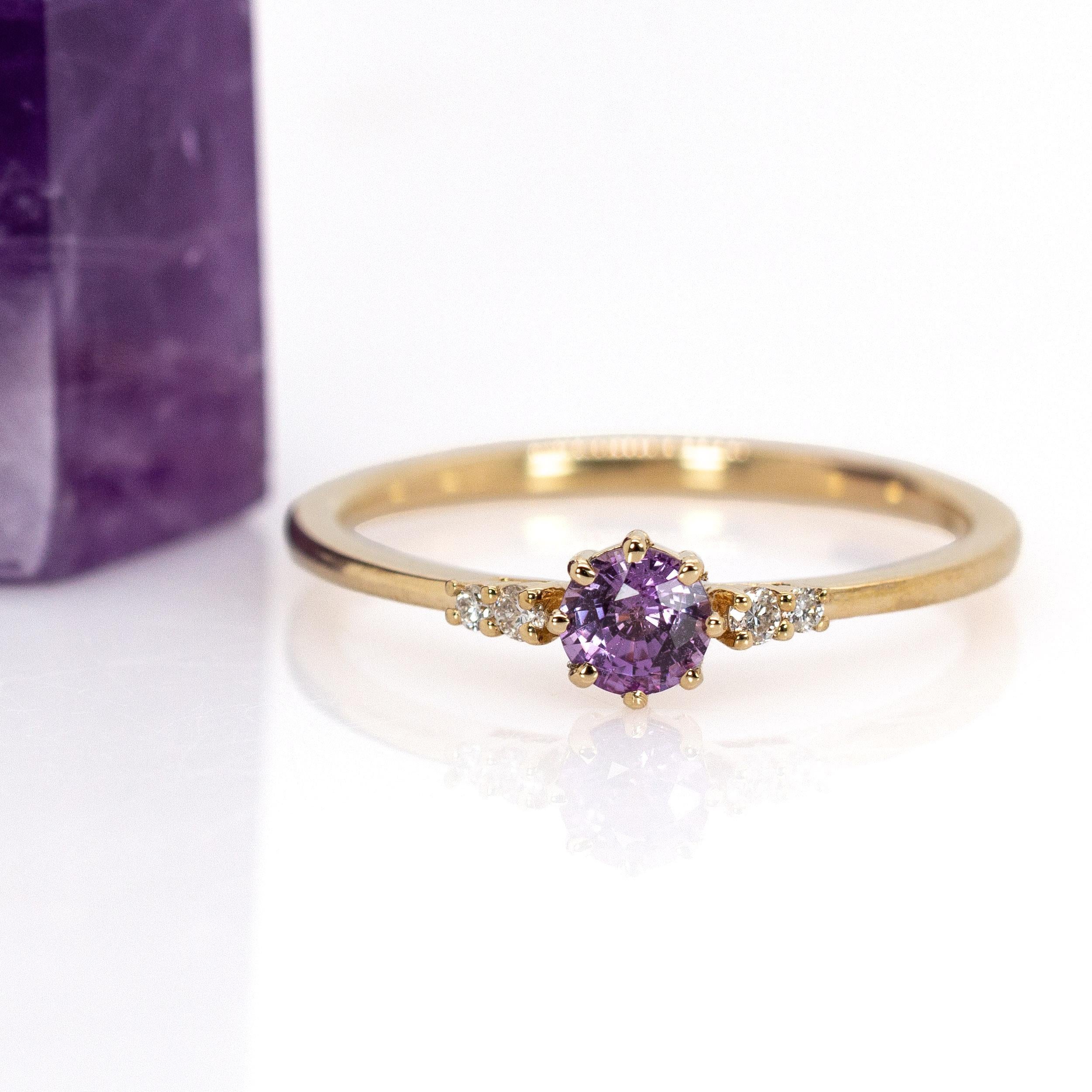 Runde 4mm Ceylon lila Saphir Ring in 14k massivem Gold w Erde Mined Diamanten im Zustand „Neu“ im Angebot in Columbus, OH