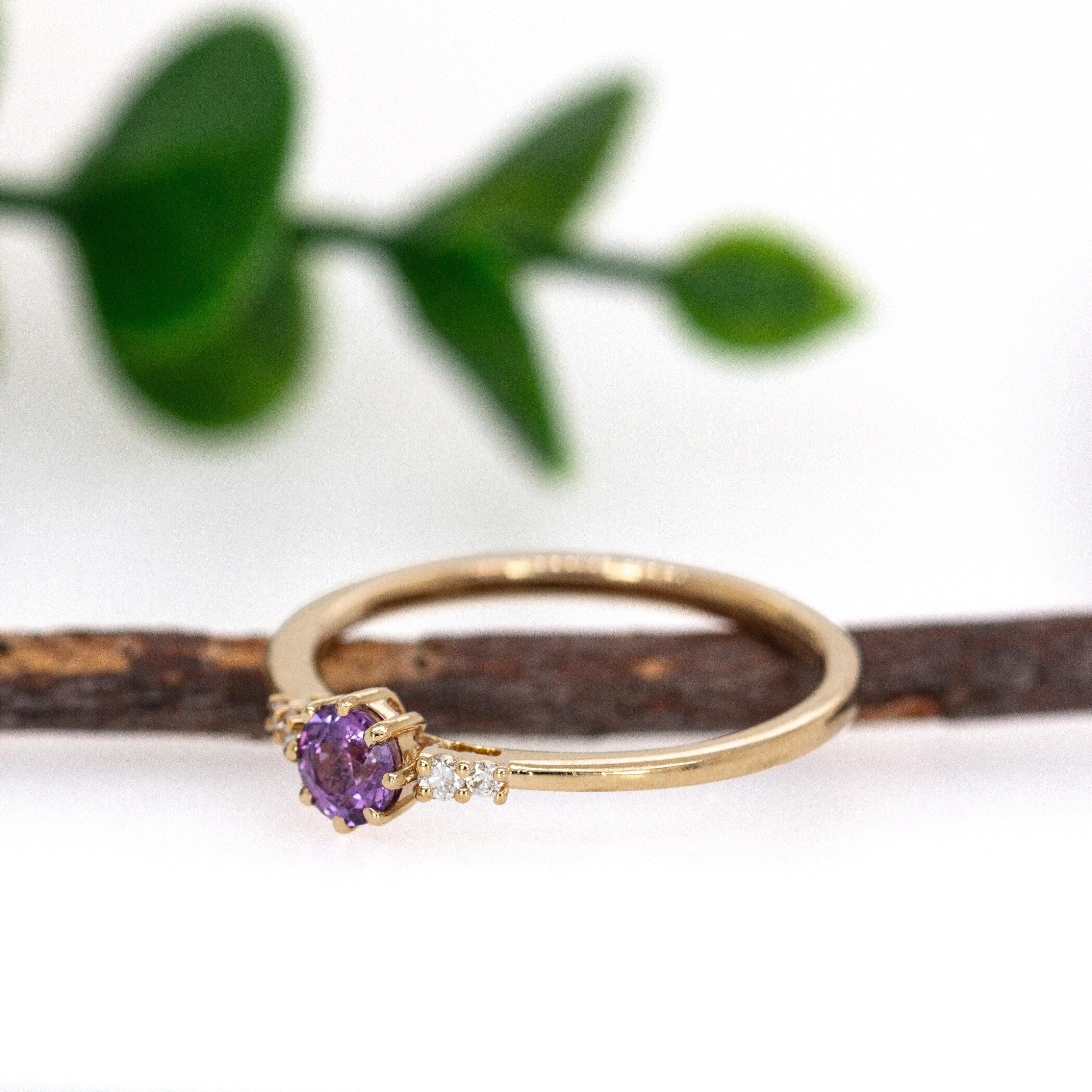Runde 4mm Ceylon lila Saphir Ring in 14k massivem Gold w Erde Mined Diamanten im Angebot 1
