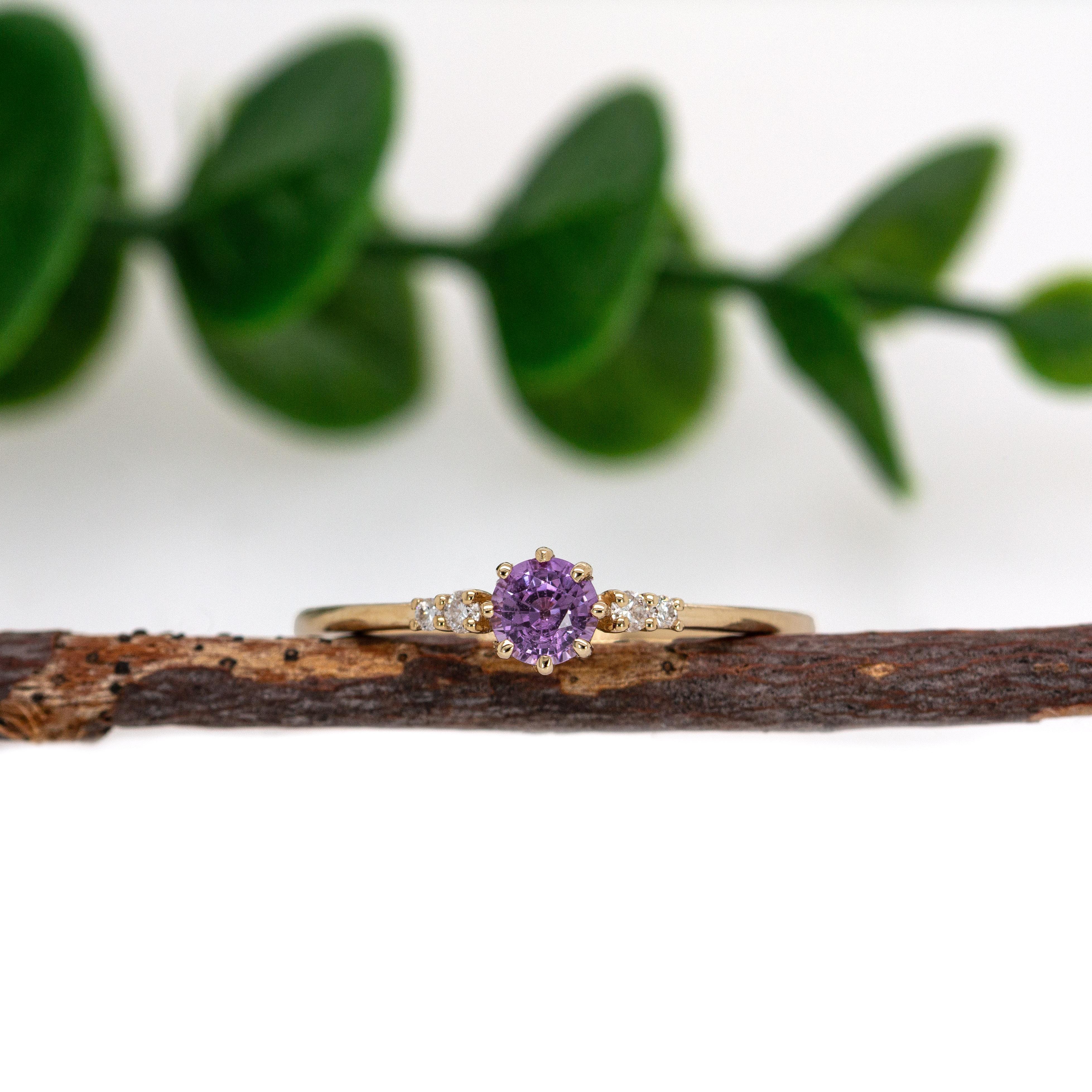 Runde 4mm Ceylon lila Saphir Ring in 14k massivem Gold w Erde Mined Diamanten im Angebot 2