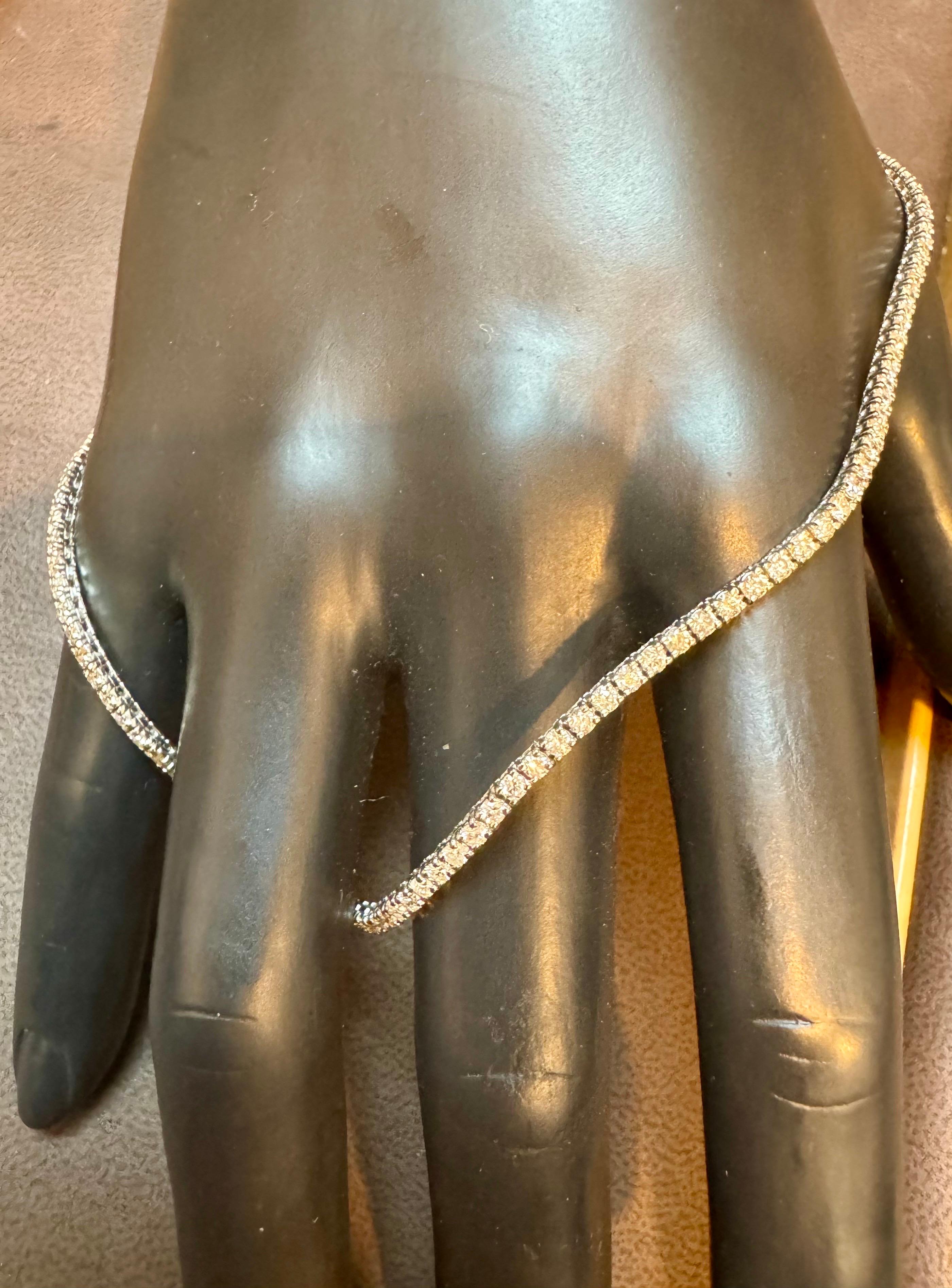 Collana con diamanti da tennis in oro bianco 14 carati con 5-6 puntatori ciascuno  16 pollici  lunga 2,22 mm e larga 2,22 mm  circa 4 carati Peso totale del diamante .
I diamanti non sono presenti fino alla fine della collana, ma la catena continua