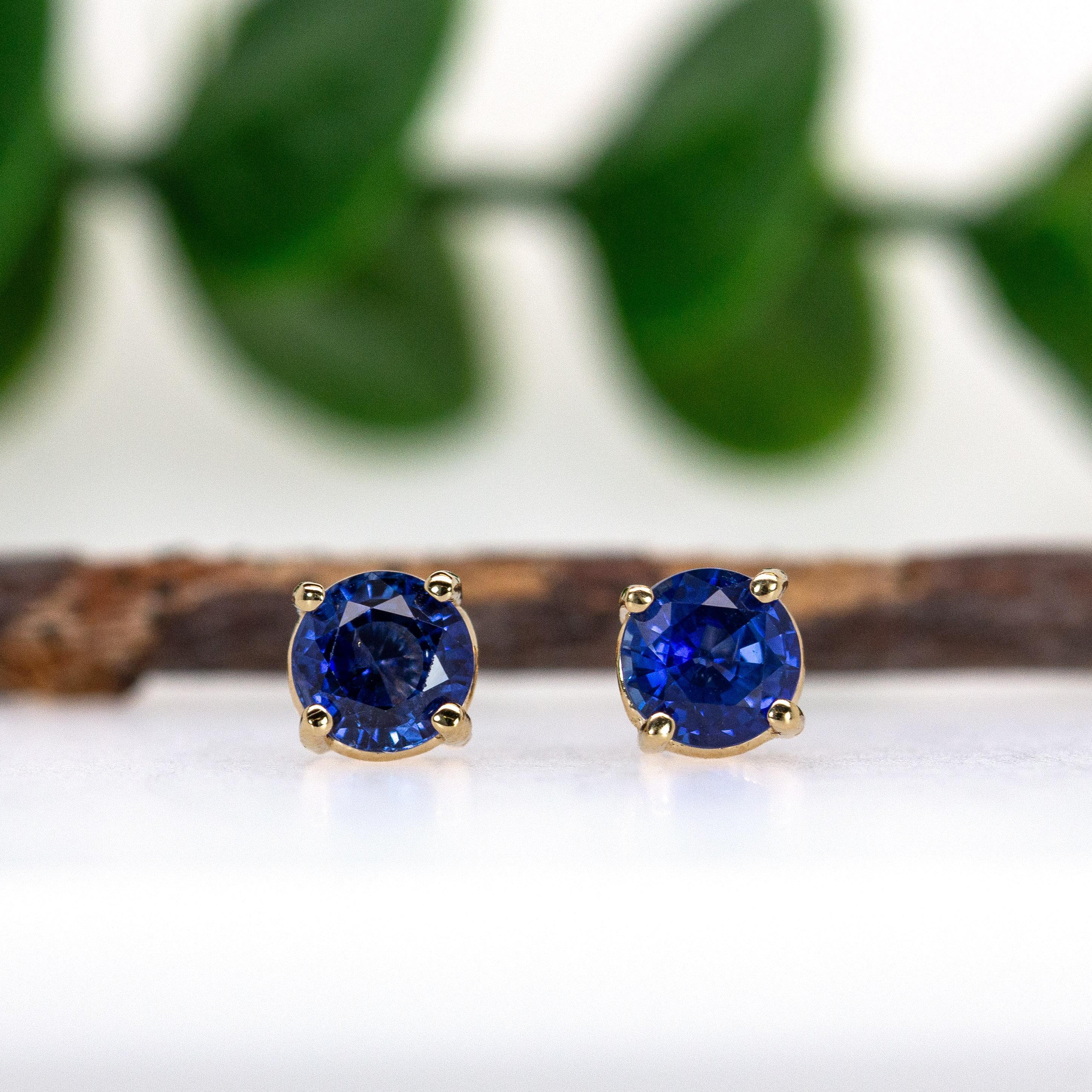 Moderne Boucles d'oreilles solitaires en or massif 14K avec saphir de Ceylan AAA de 5 mm de diamètre en vente
