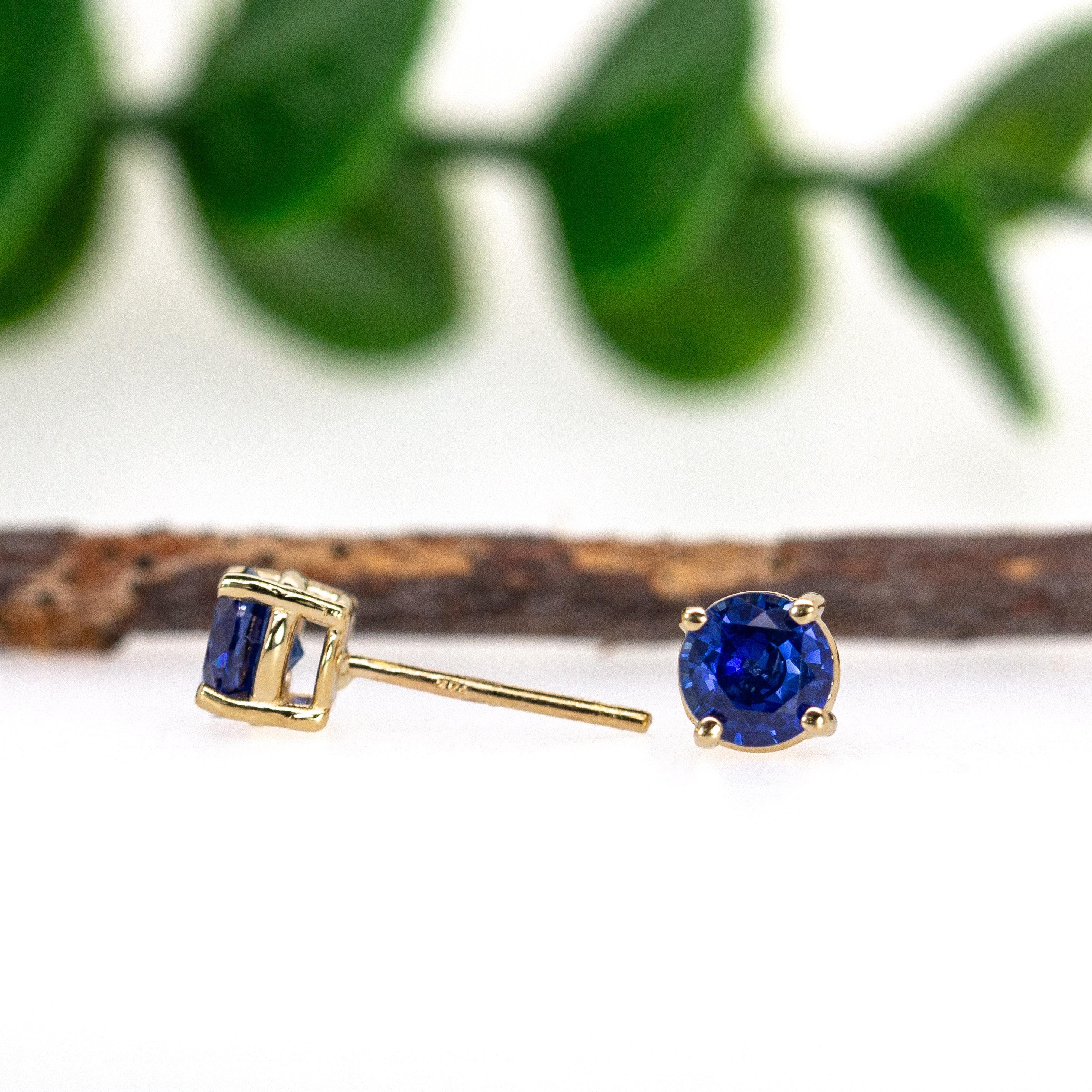Boucles d'oreilles solitaires en or massif 14K avec saphir de Ceylan AAA de 5 mm de diamètre Neuf - En vente à Columbus, OH