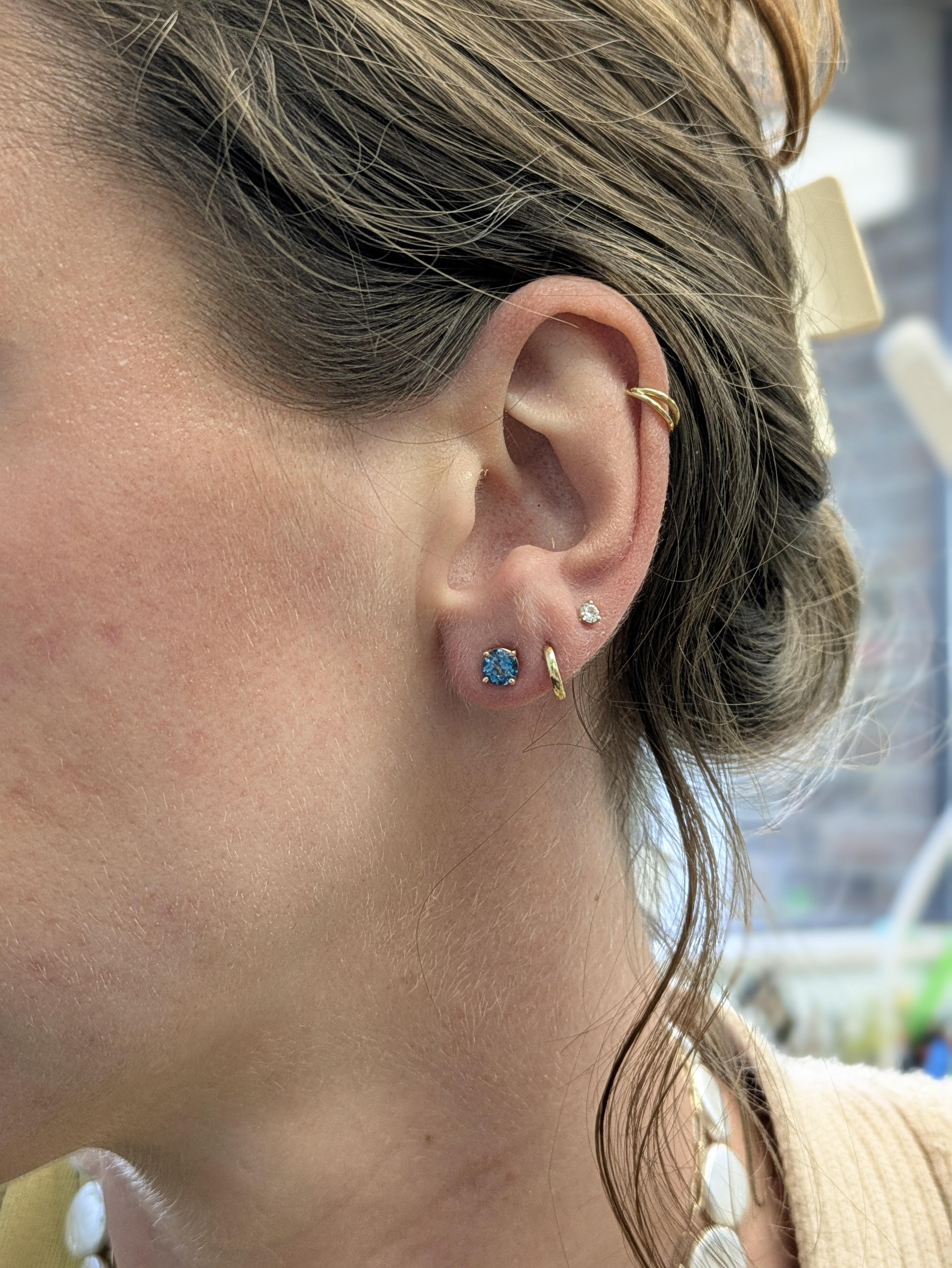 Lassen Sie Ihre Eleganz mit diesen atemberaubenden Solitärohrsteckern mit Londoner Blautopas durchscheinen. Jeder 5 mm große brasilianische Topas ist in warmes 14-karätiges Roségold gefasst und strahlt in tiefen ozeanischen Farbtönen, sicher