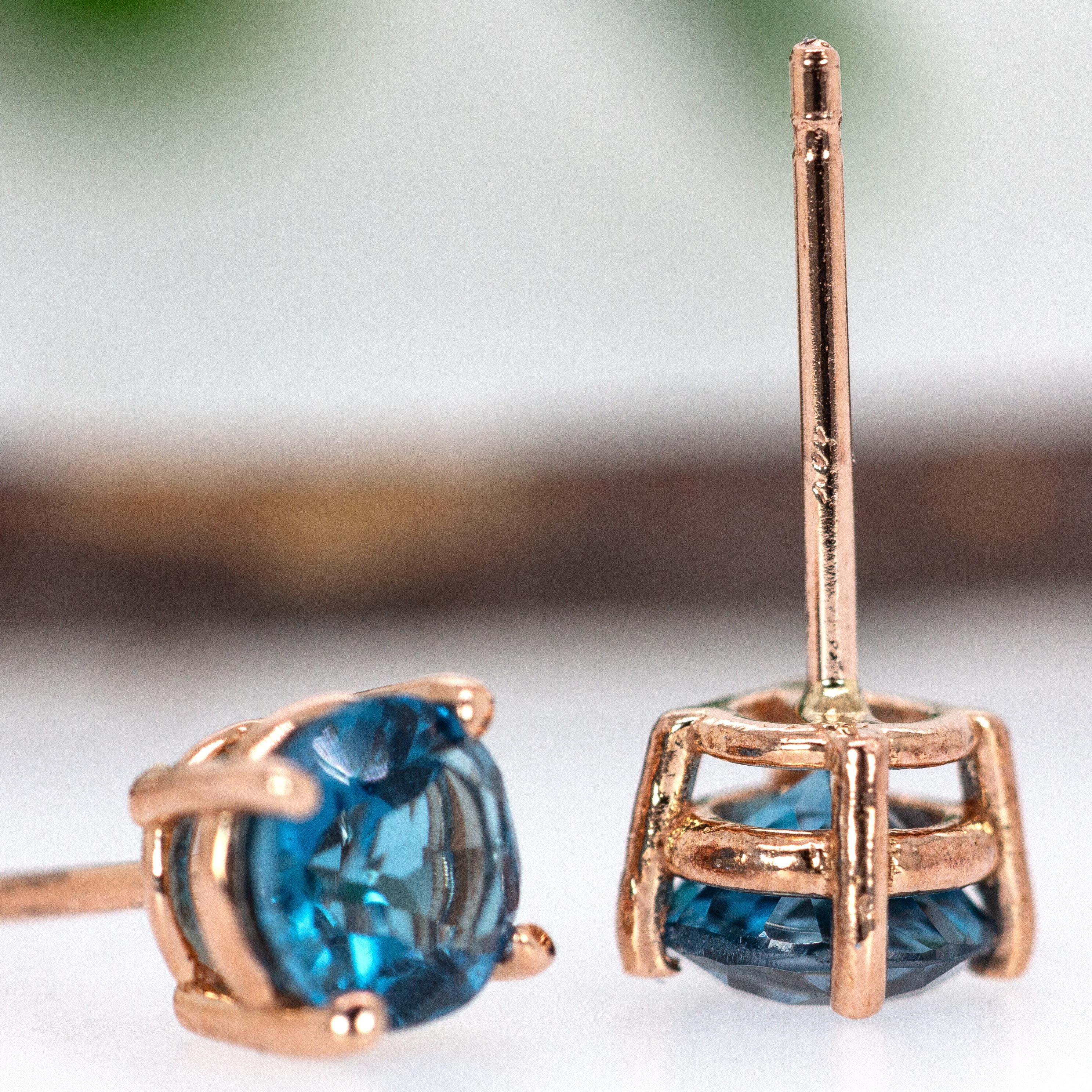Runder 5 mm brasilianischer Blautopas mit Solitär aus massivem 14-karätigem Roségold im Angebot 1