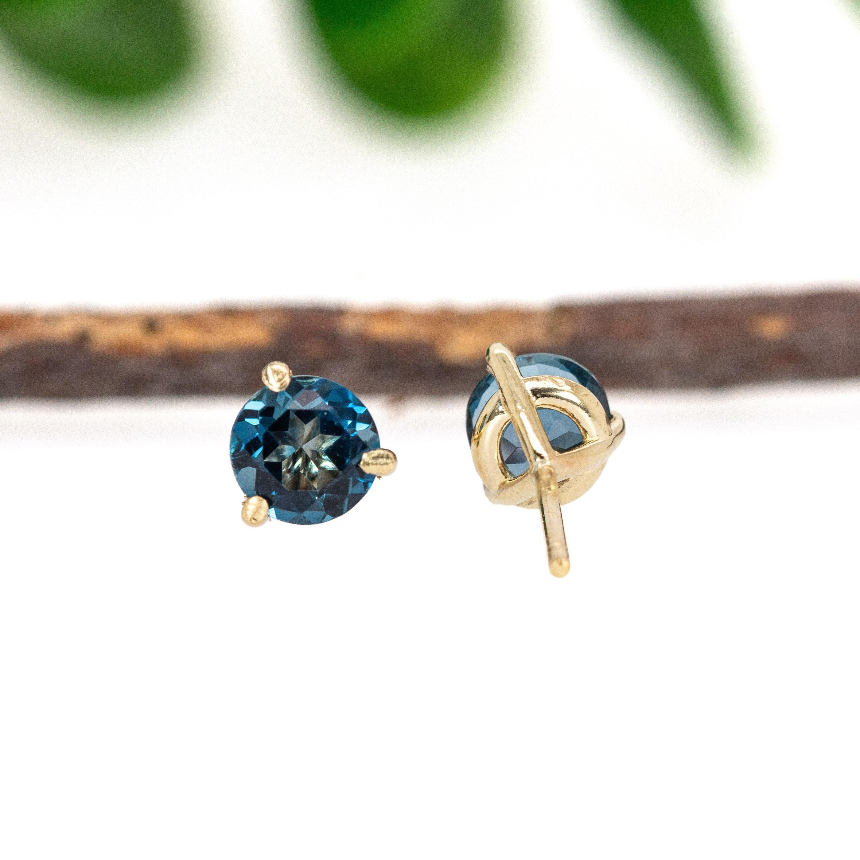 Donna Borchie rotonde da 5 mm - Topazio blu di Londra con solitario in oro massiccio 14 carati in vendita