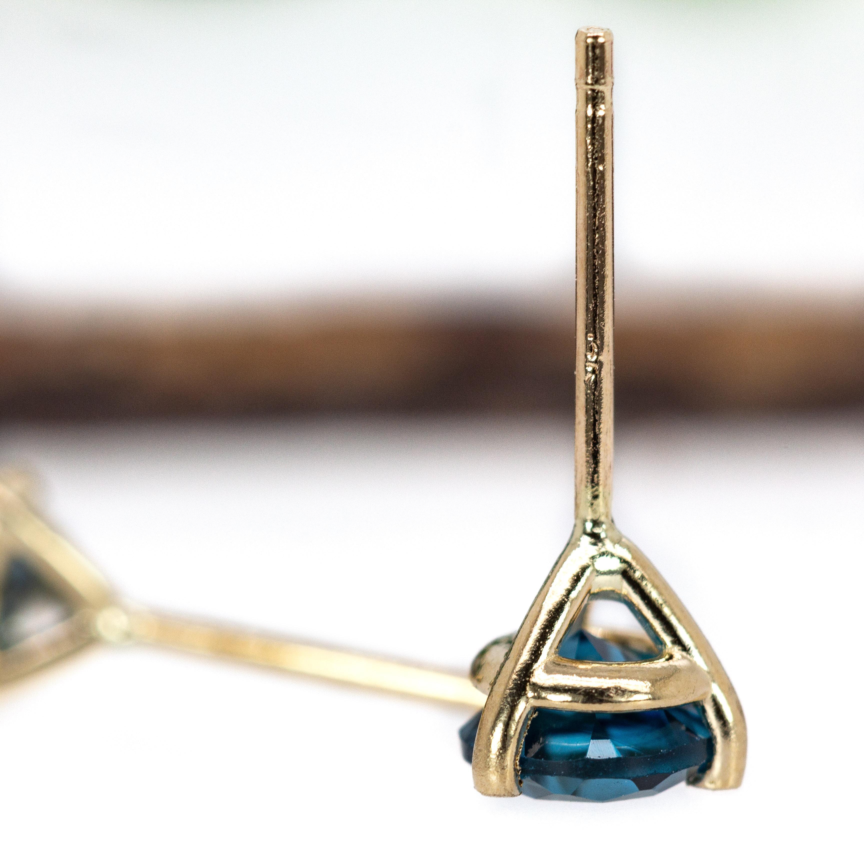 Borchie rotonde da 5 mm - Topazio blu di Londra con solitario in oro massiccio 14 carati in vendita 1
