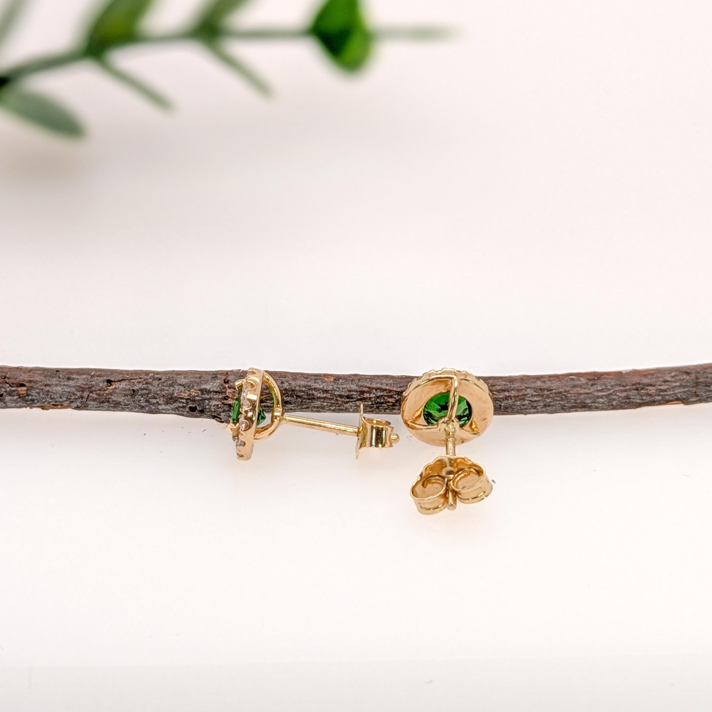 Donna Round 5mm - Tanzania Tsavorite Earrings w Natural Diamond Halo in Solid 14K Gold in vendita