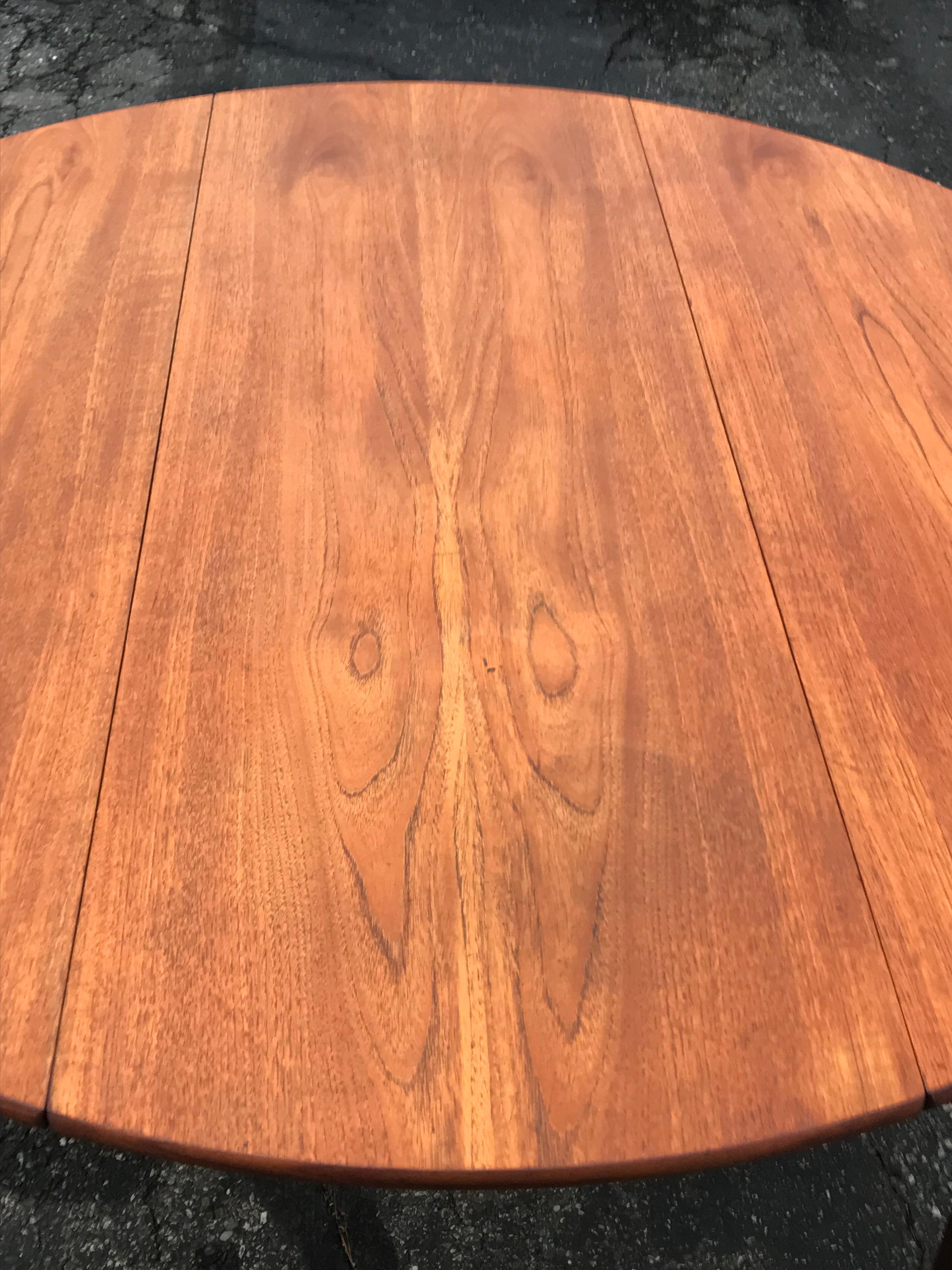 Mid Century Teak Dining Table, Round Drop Leaf, Hans Wegner Style, Denmark In Good Condition For Sale In Bedford Hills, NY