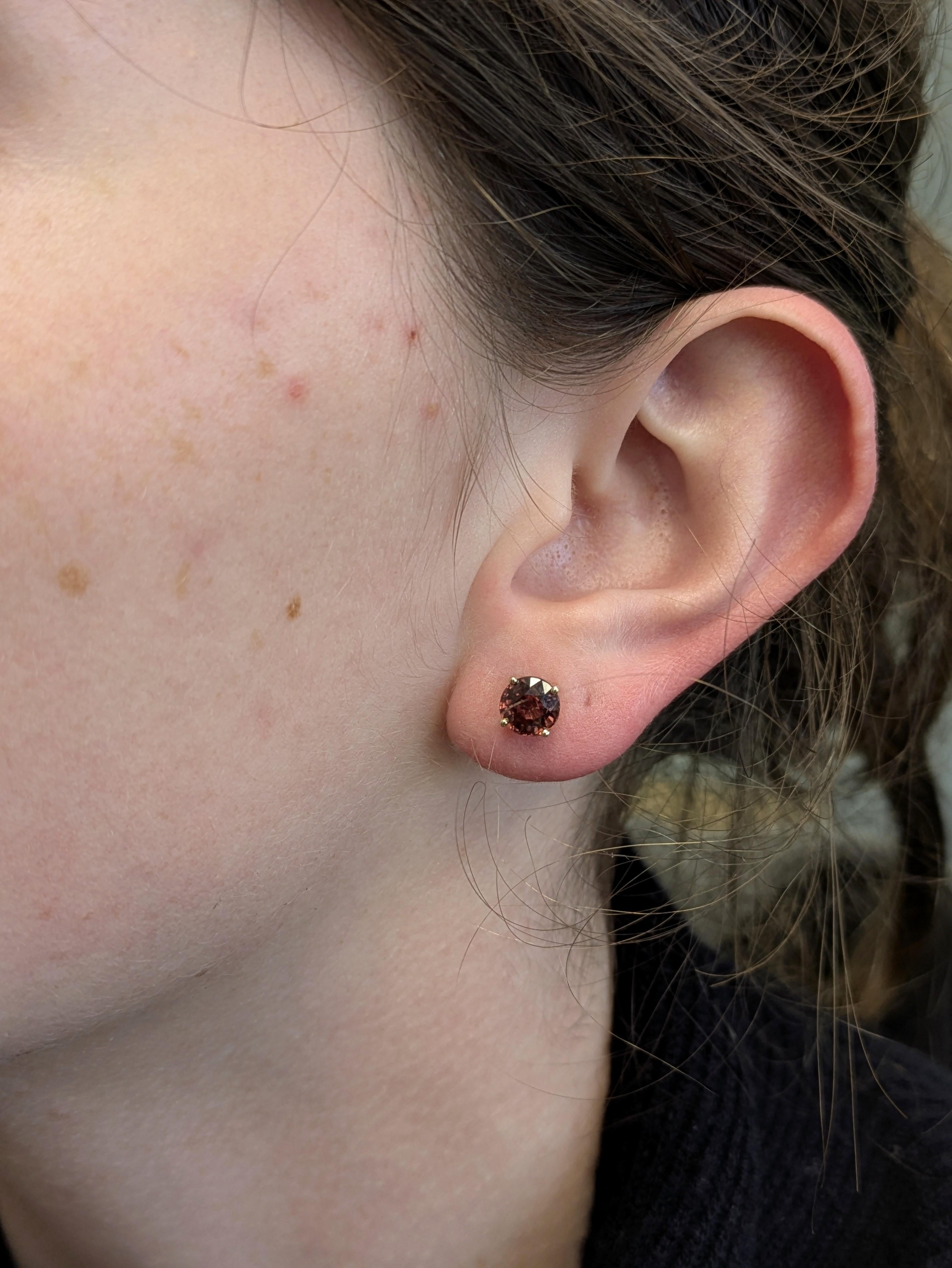 Questi straordinari orecchini presentano una coppia di zirconi rossi rotondi per un totale di 3,63 carati (6,5 mm ciascuno), incastonati in un luminoso oro 14k (1,302 g). Con la loro brillantezza ardente e il colore ricco, questi orecchini offrono