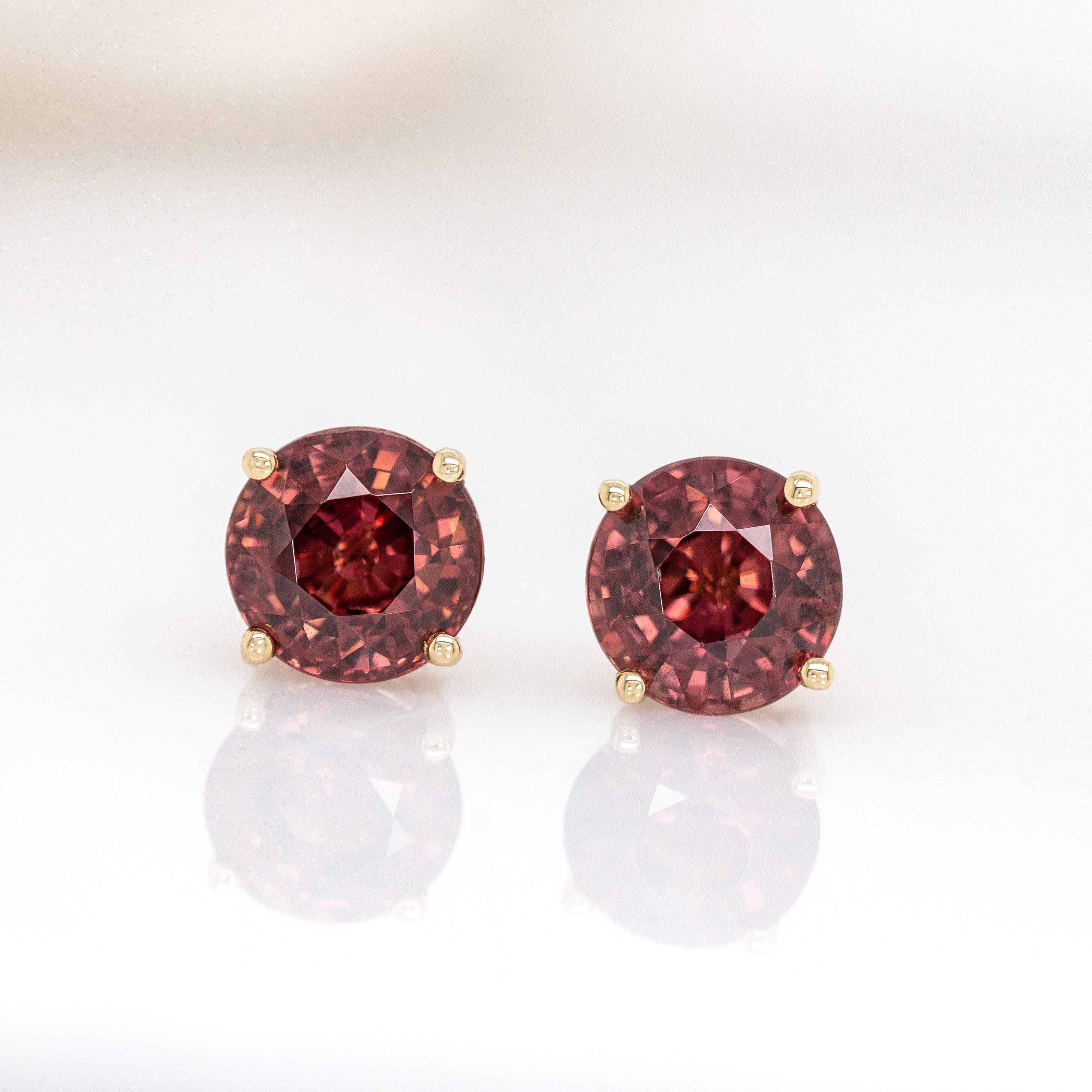 Contemporaneo Borchie solitarie con zircone rosso rotondo da 6,5 mm: Oro massiccio 14K, montatura a 4 punte in vendita