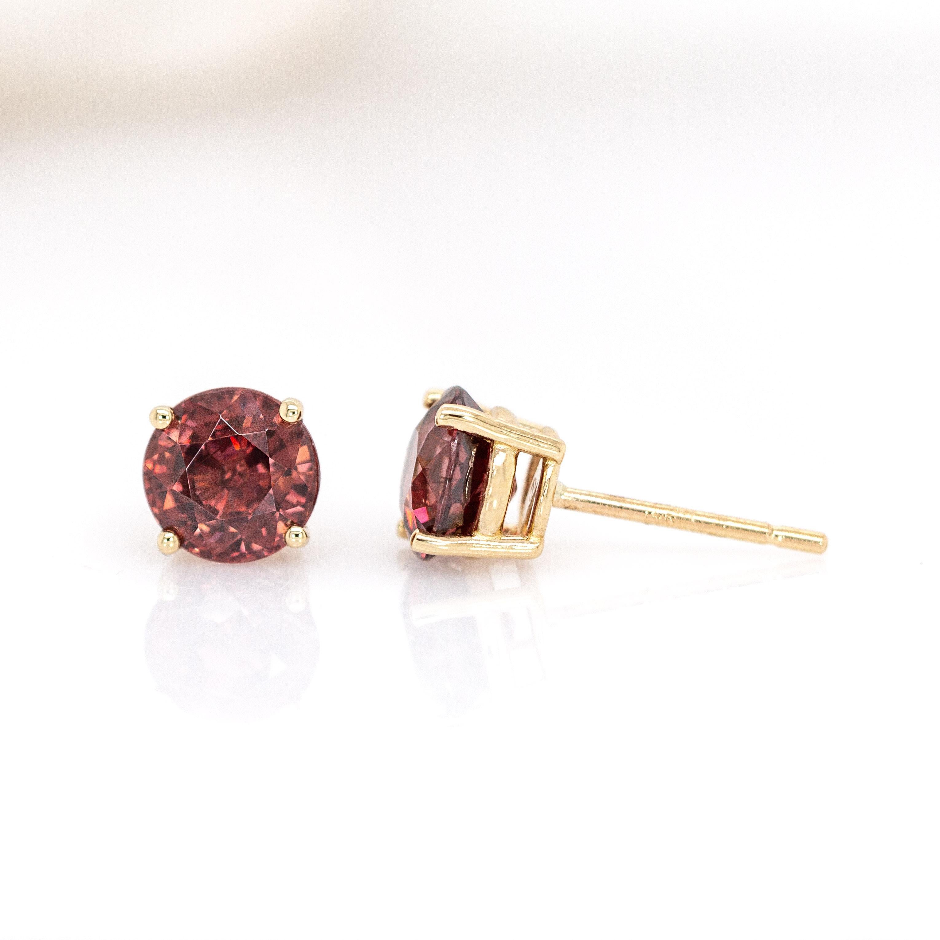 Taglio rotondo Borchie solitarie con zircone rosso rotondo da 6,5 mm: Oro massiccio 14K, montatura a 4 punte in vendita